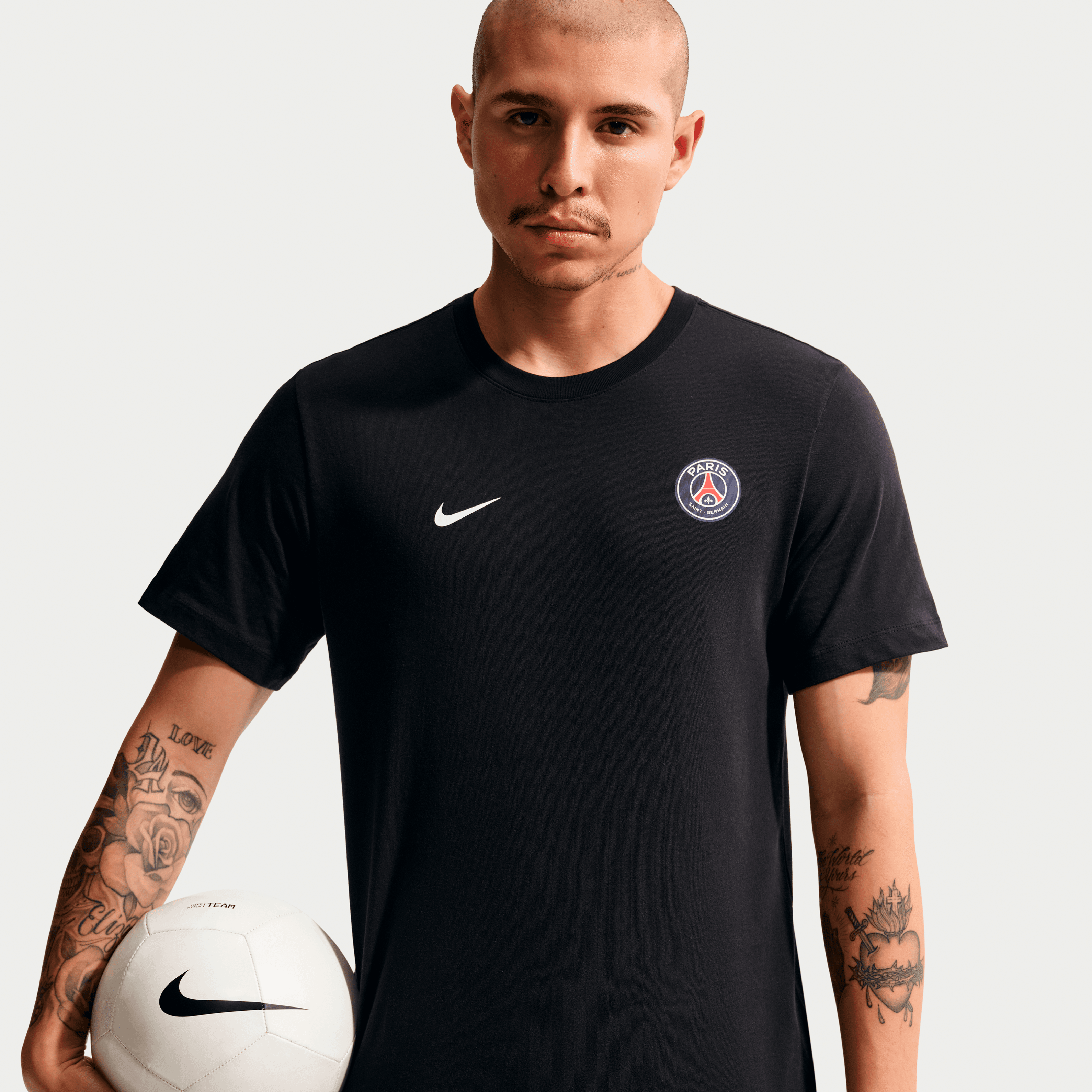 T-shirt Nike Essential noir pour homme avec écusson du Paris Saint-Germain