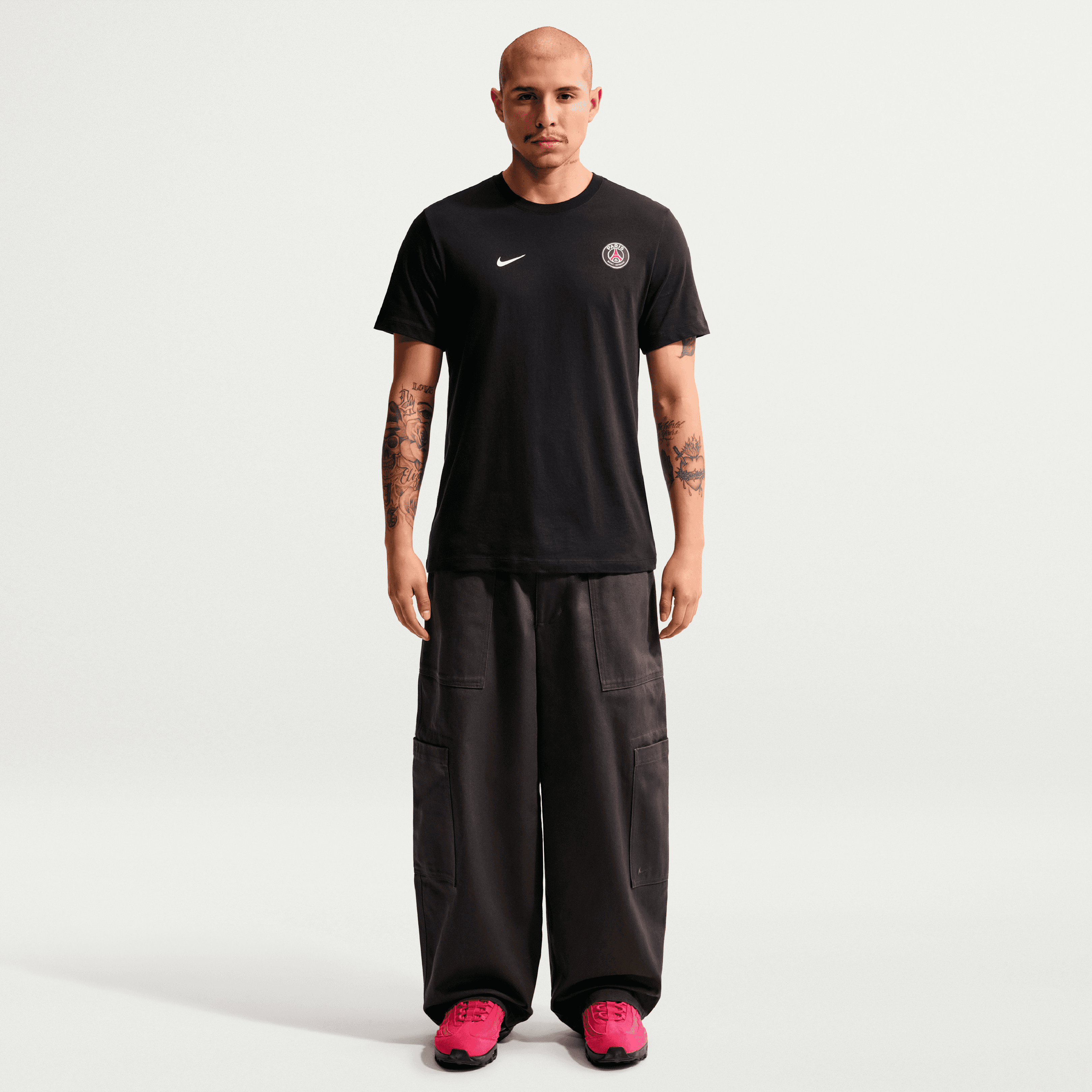 T-shirt Nike Essential noir pour homme avec écusson du Paris Saint-Germain