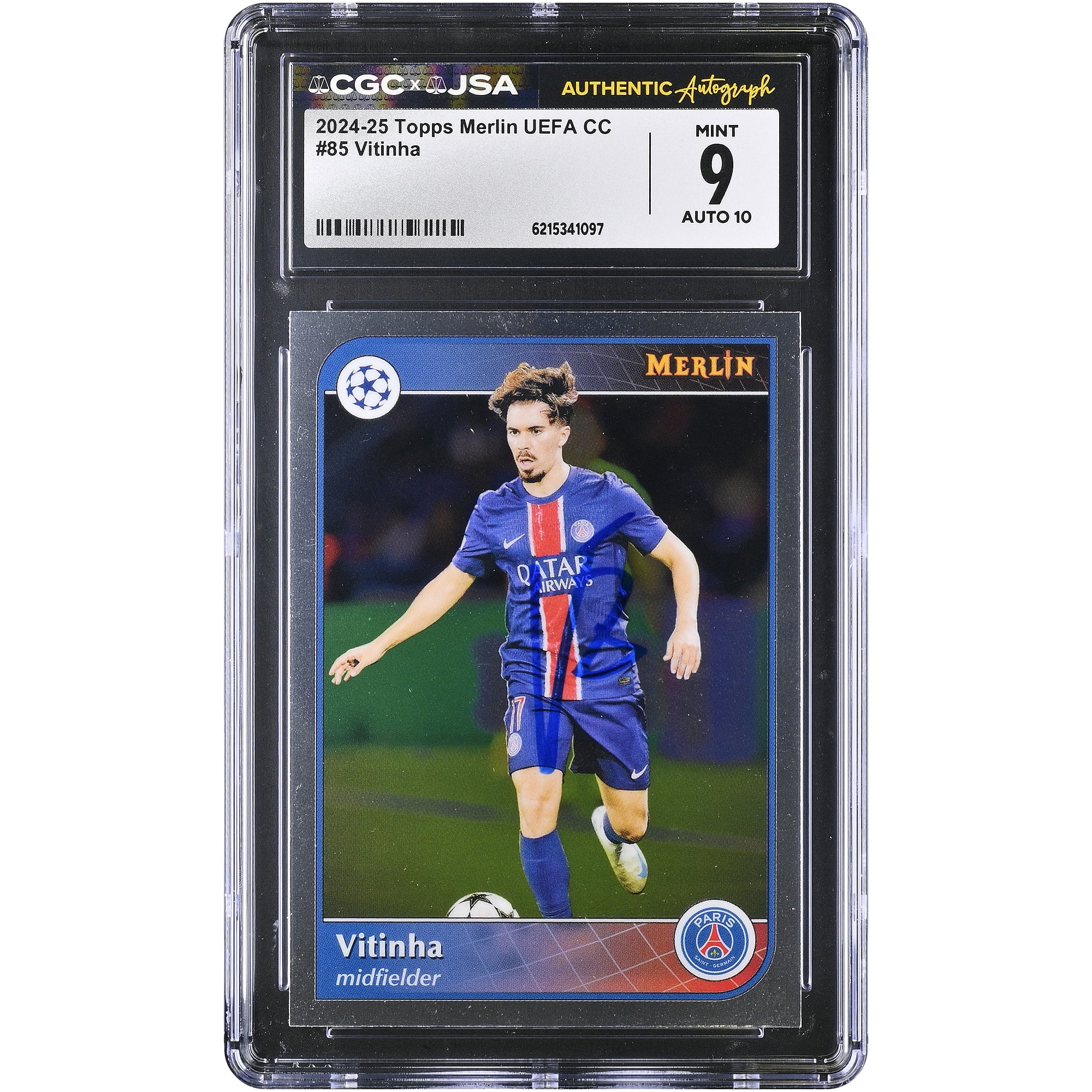 Carte autographiée Vitinha Paris Saint-Germain 2024-25 Topps Merlin UEFA CC #85, authentifiée CGC 9/10