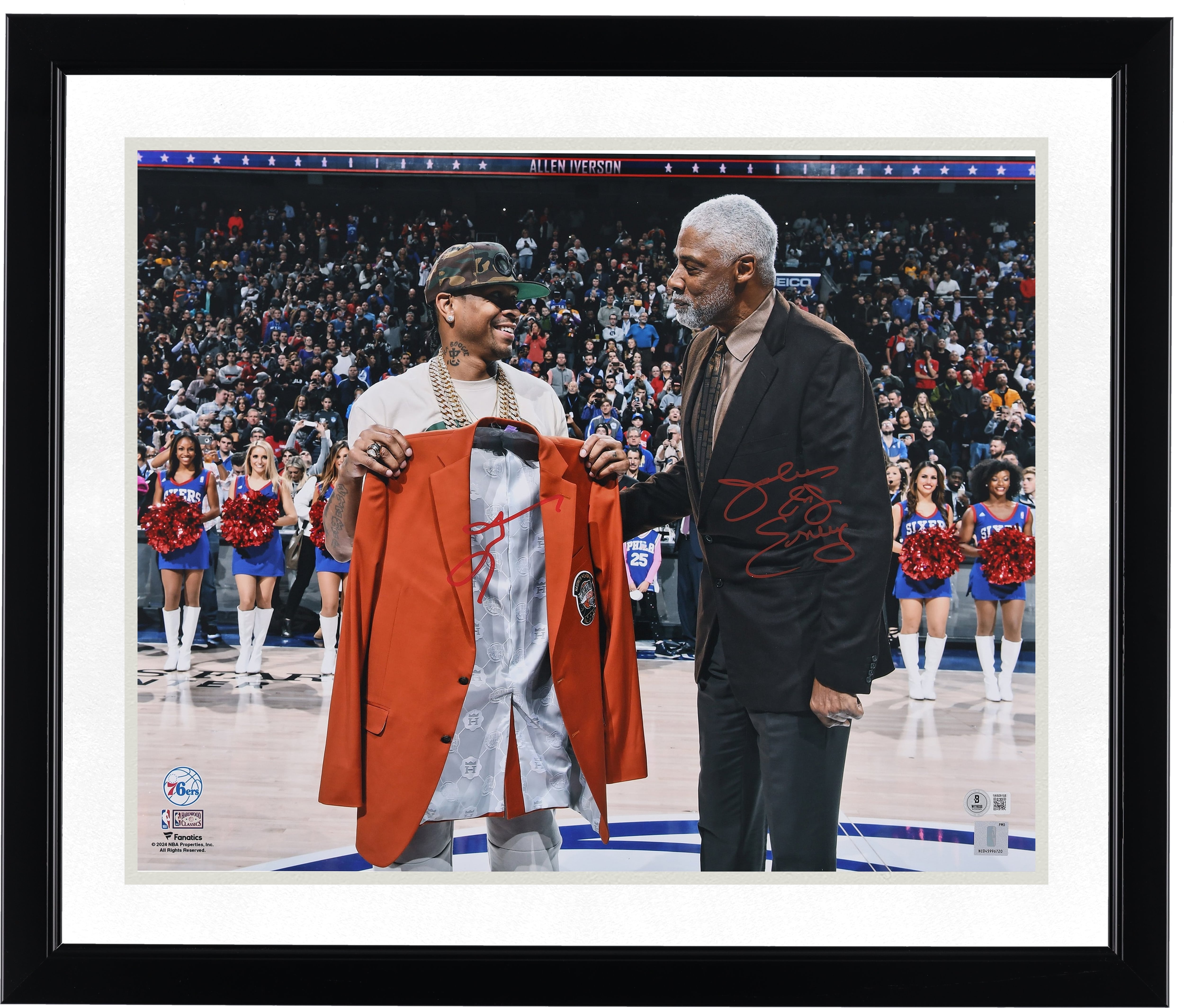 Photo de présentation des vestes du Temple de la renommée d'Allen Iverson et Julius Erving, joueurs des 76ers de Philadelphie, autographiée (40 x 50 cm).