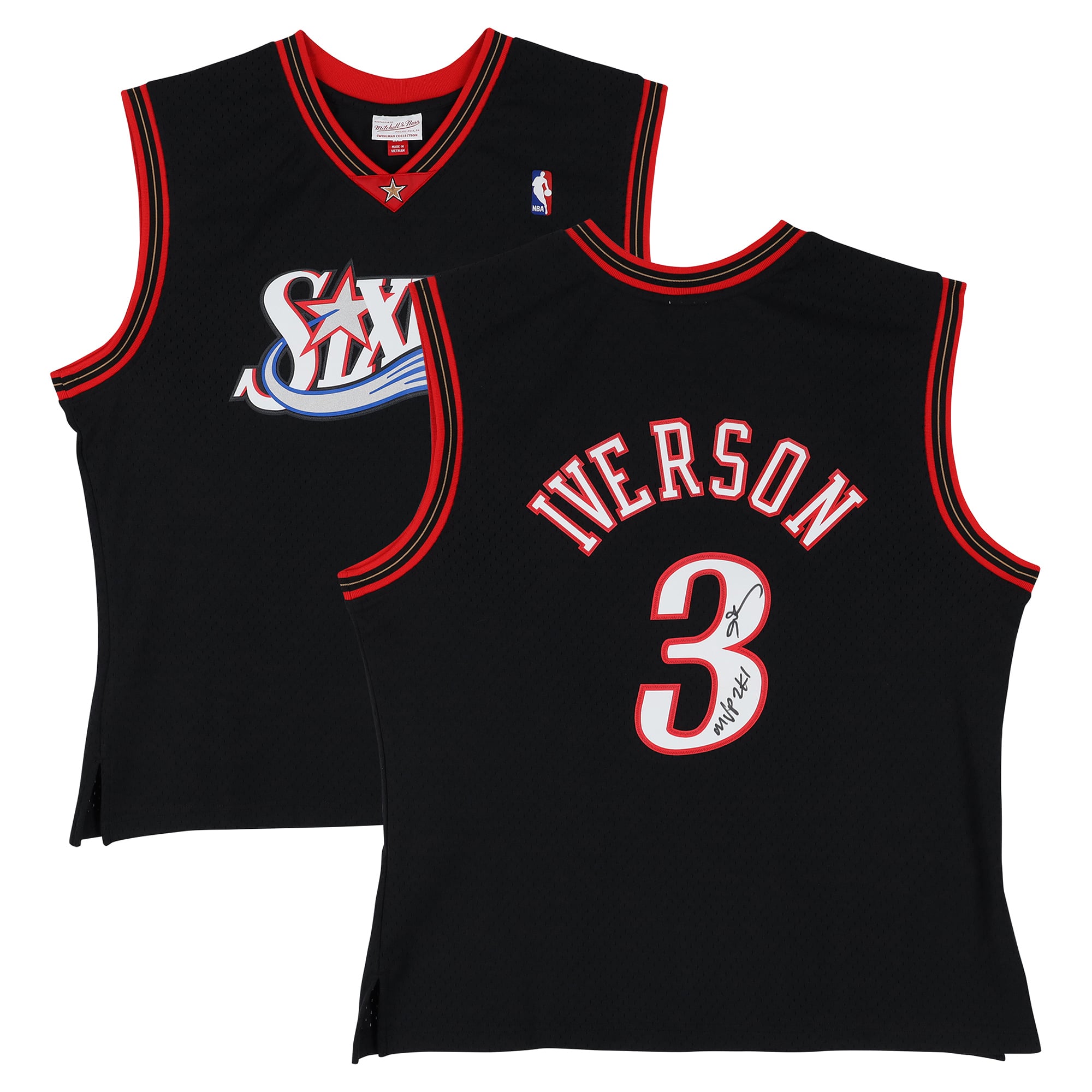 Maillot Swingman noir Mitchell & Ness 2001 autographié par Allen Iverson des Philadelphia 76ers, avec inscription « MVP 2K1 ».