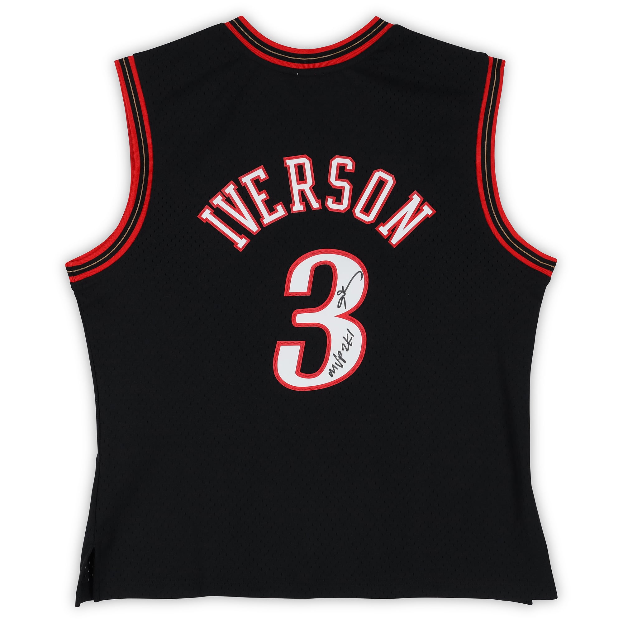 Maillot Swingman noir Mitchell & Ness 2001 autographié par Allen Iverson des Philadelphia 76ers, avec inscription « MVP 2K1 ».