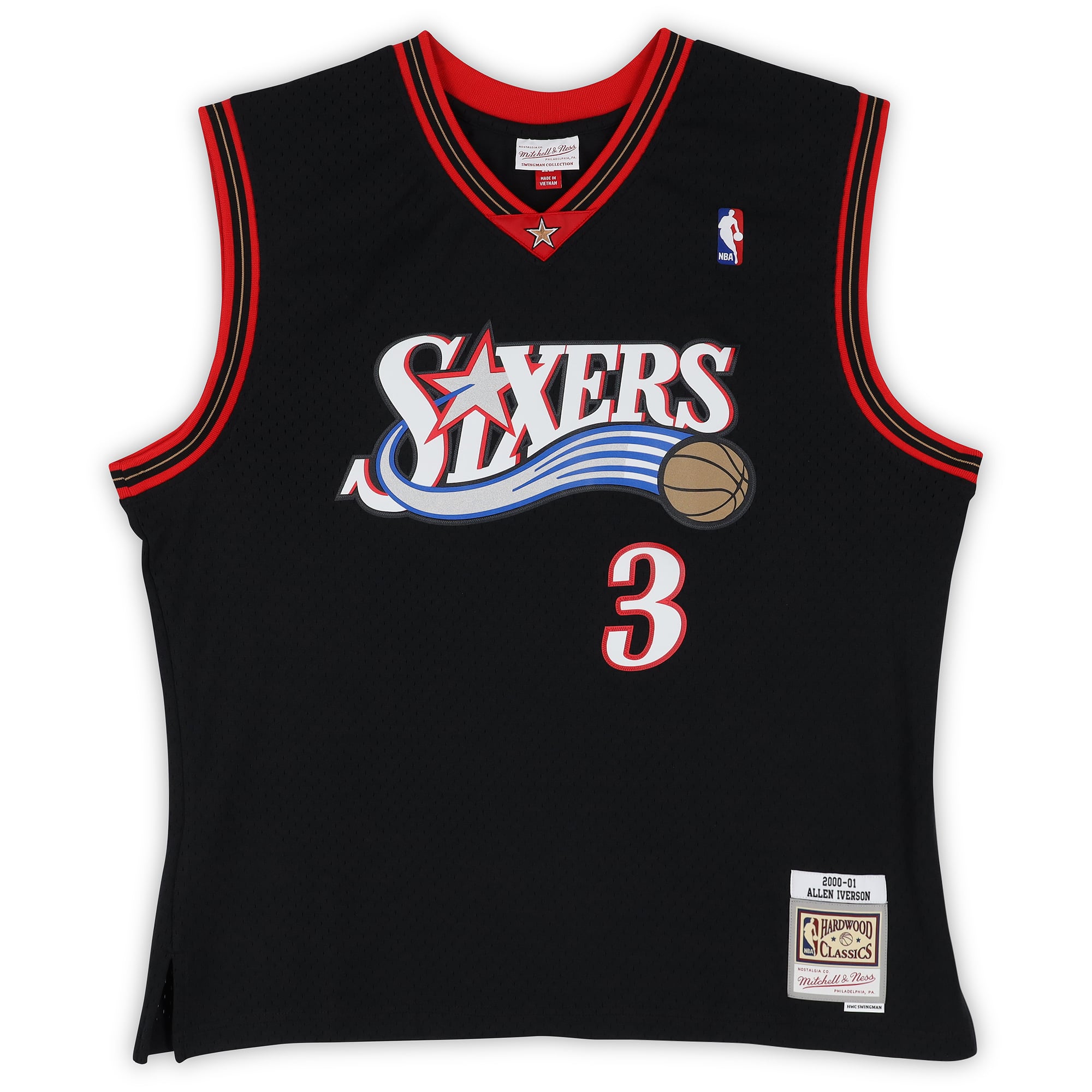 Maillot Swingman noir Mitchell & Ness 2001 autographié par Allen Iverson des Philadelphia 76ers, avec inscription « MVP 2K1 ».