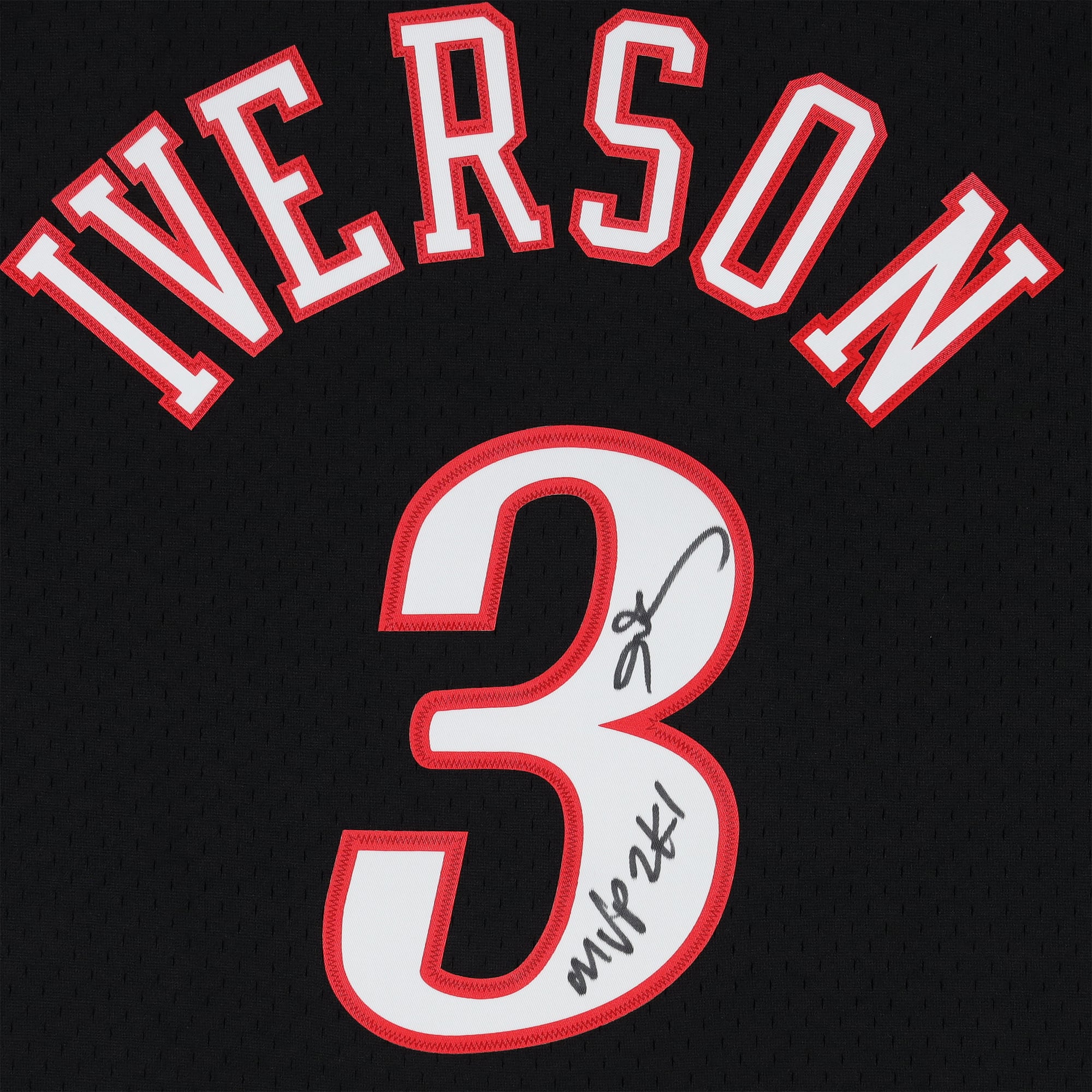 Maillot Swingman noir Mitchell & Ness 2001 autographié par Allen Iverson des Philadelphia 76ers, avec inscription « MVP 2K1 ».