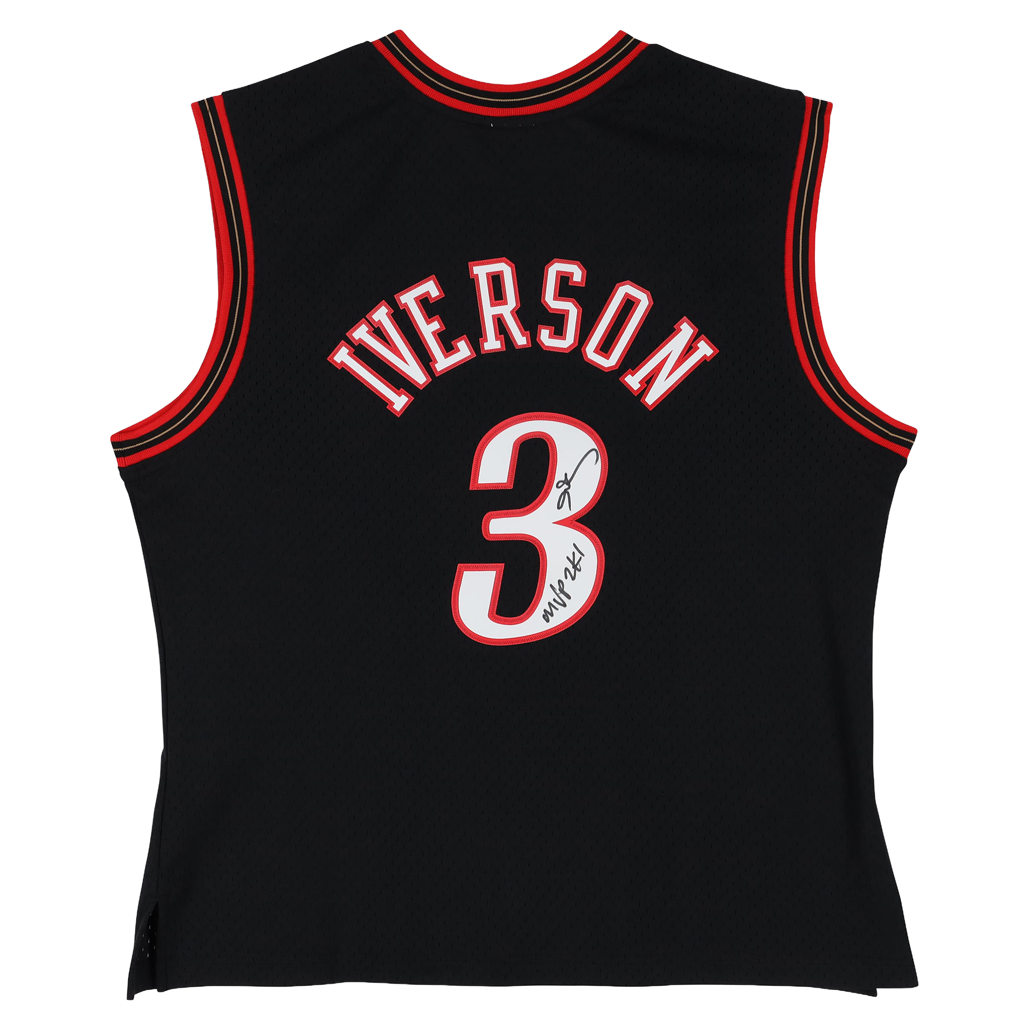Maillot Swingman noir Mitchell & Ness 2001 autographié par Allen Iverson des Philadelphia 76ers, avec inscription « MVP 2K1 ».