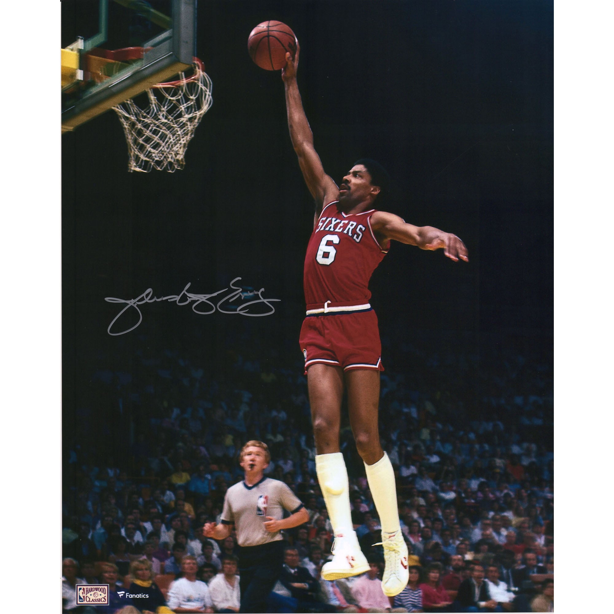 Photo dédicacée de Julius Erving (Philadelphia 76ers) en train de dunker avec son maillot rouge (16'' x 20'').