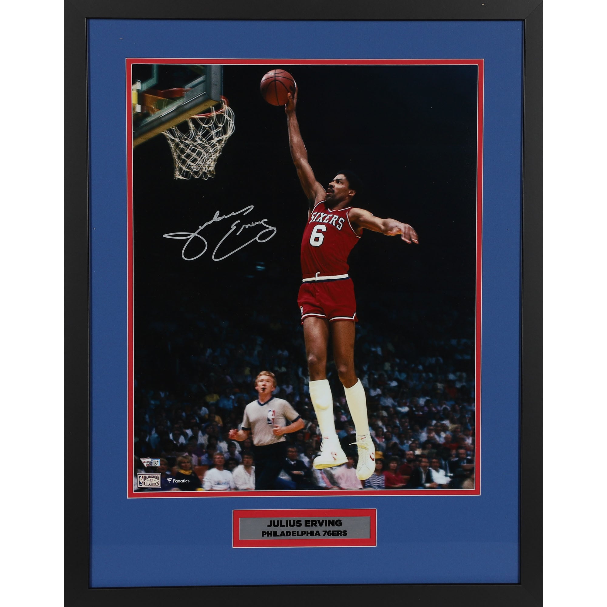 Photo encadrée et autographiée de Julius Erving (Philadelphia 76ers) en train de dunker, avec maillot rouge et plaque nominative. (40 x 50 cm)