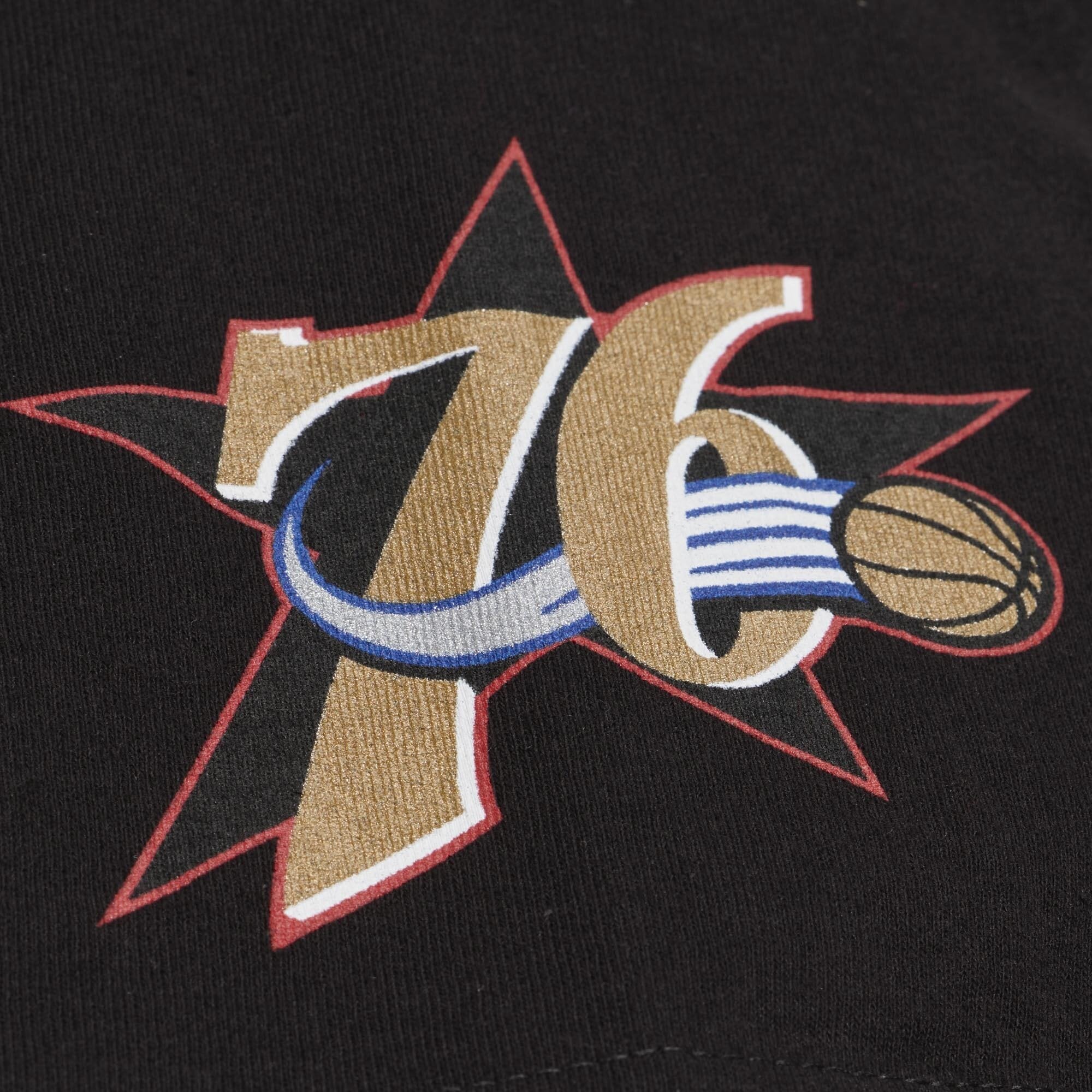T-shirt classique Mitchell & Ness Allen Iverson noir Philadelphia 76ers Hardwood Classics pour homme, nom et numéro