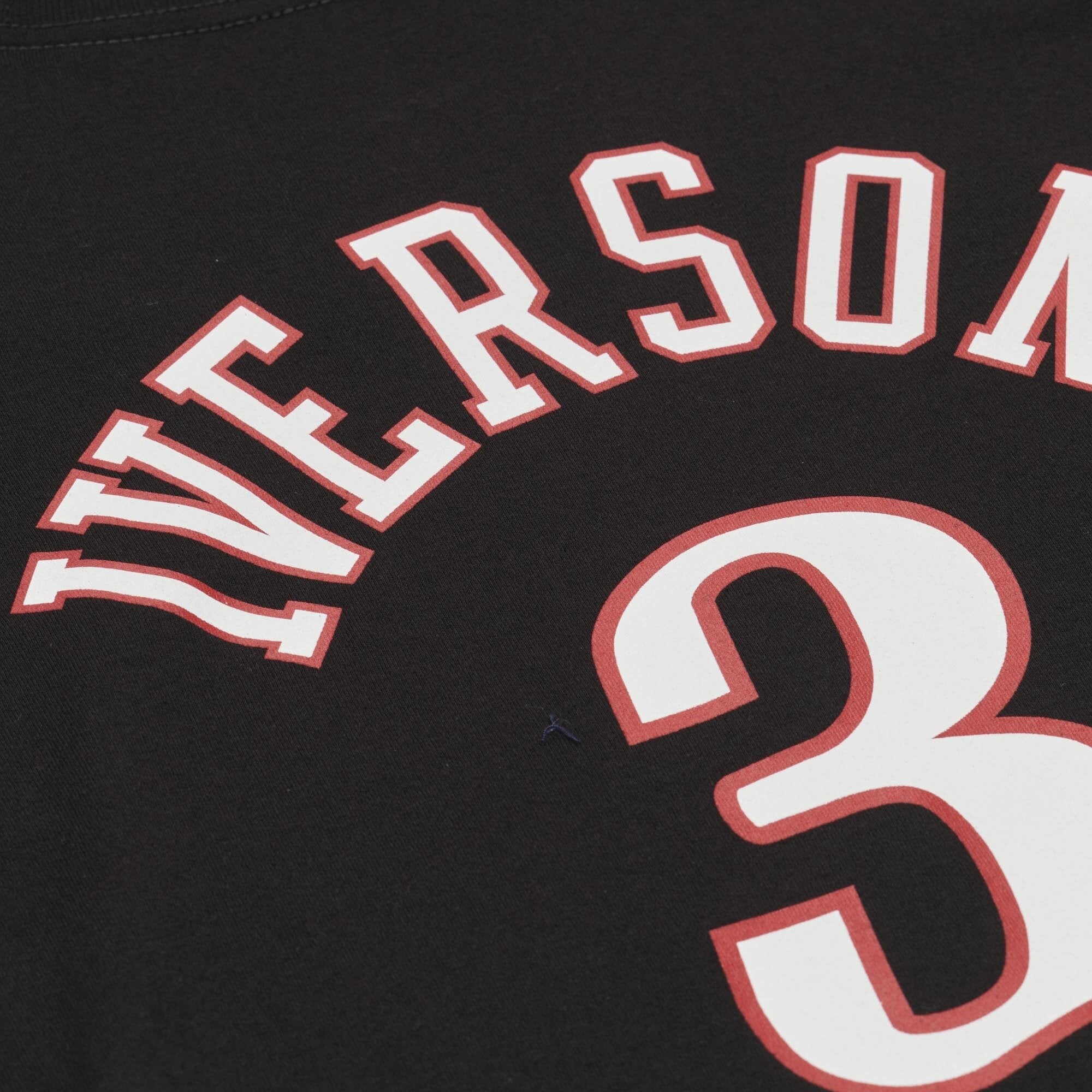 T-shirt classique Mitchell & Ness Allen Iverson noir Philadelphia 76ers Hardwood Classics pour homme, nom et numéro