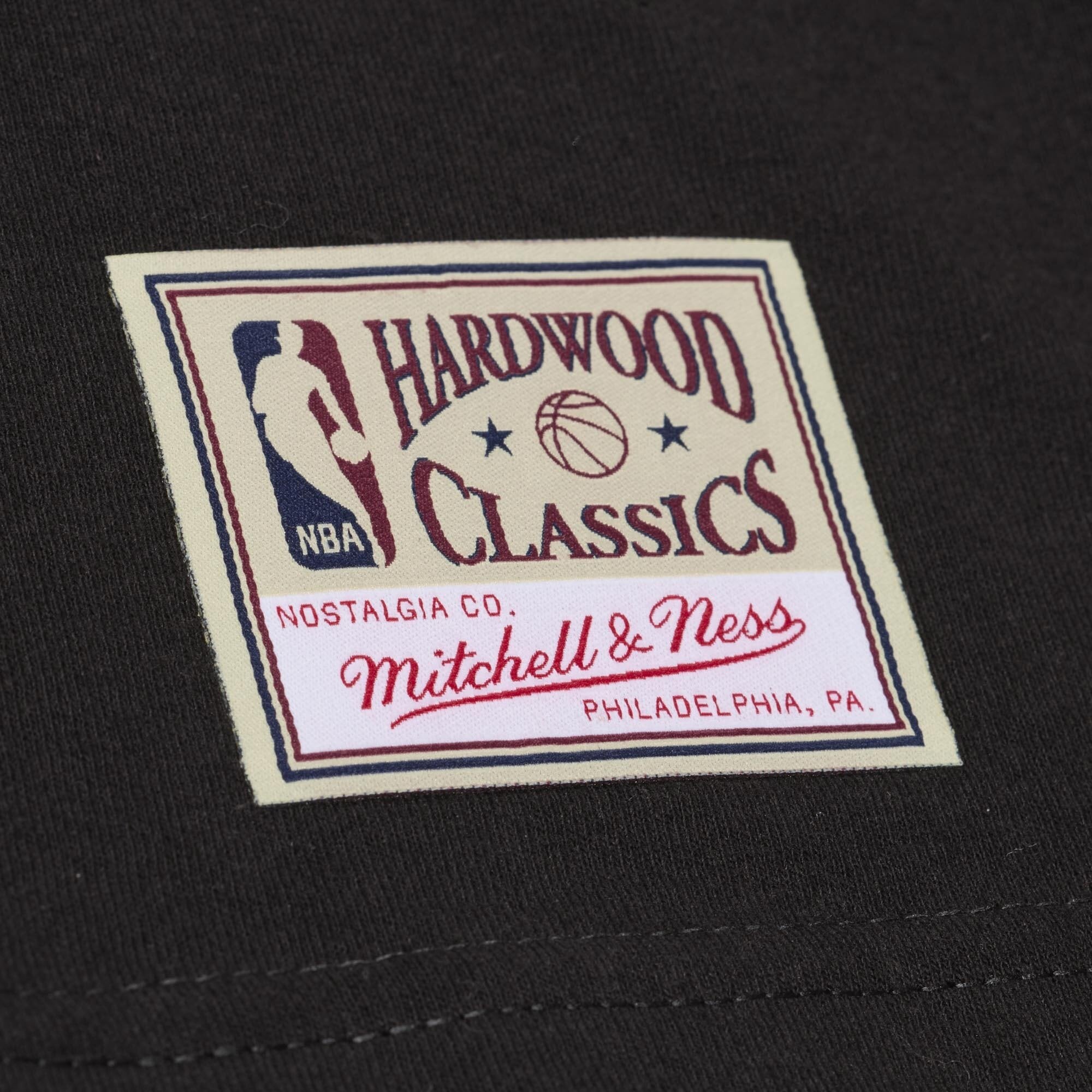 T-shirt classique Mitchell & Ness Allen Iverson noir Philadelphia 76ers Hardwood Classics pour homme, nom et numéro