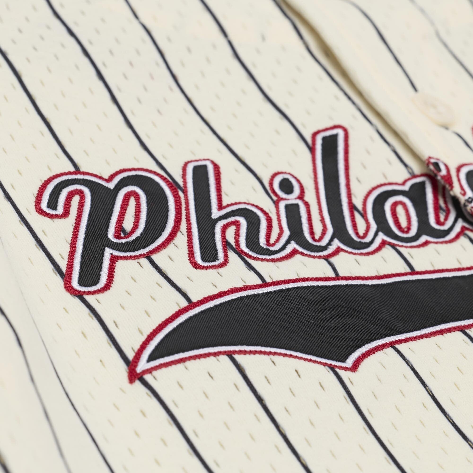 Maillot Mitchell & Ness Allen Iverson crème Philadelphia 76ers pour homme, en maille et à boutons.