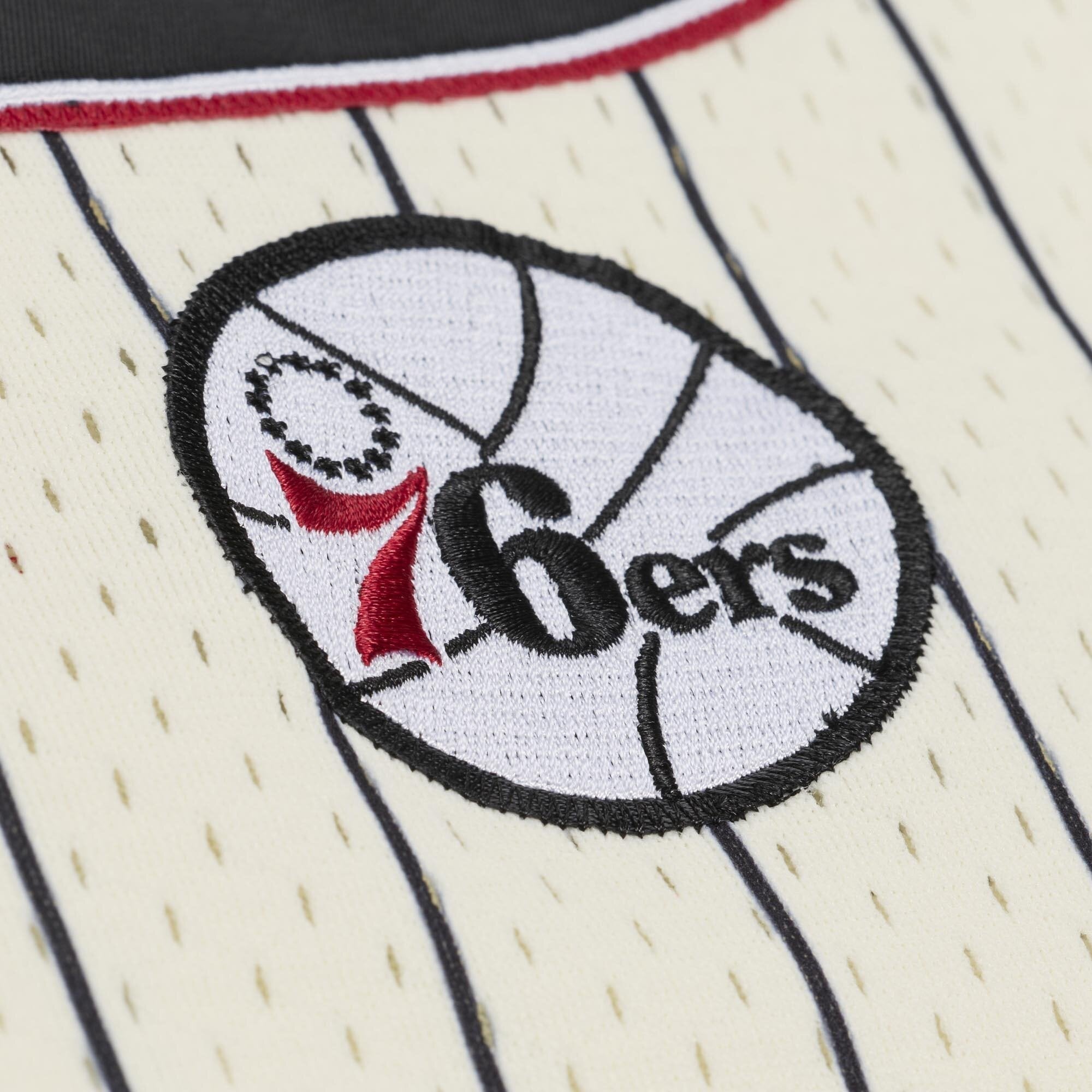 Maillot Mitchell & Ness Allen Iverson crème Philadelphia 76ers pour homme, en maille et à boutons.