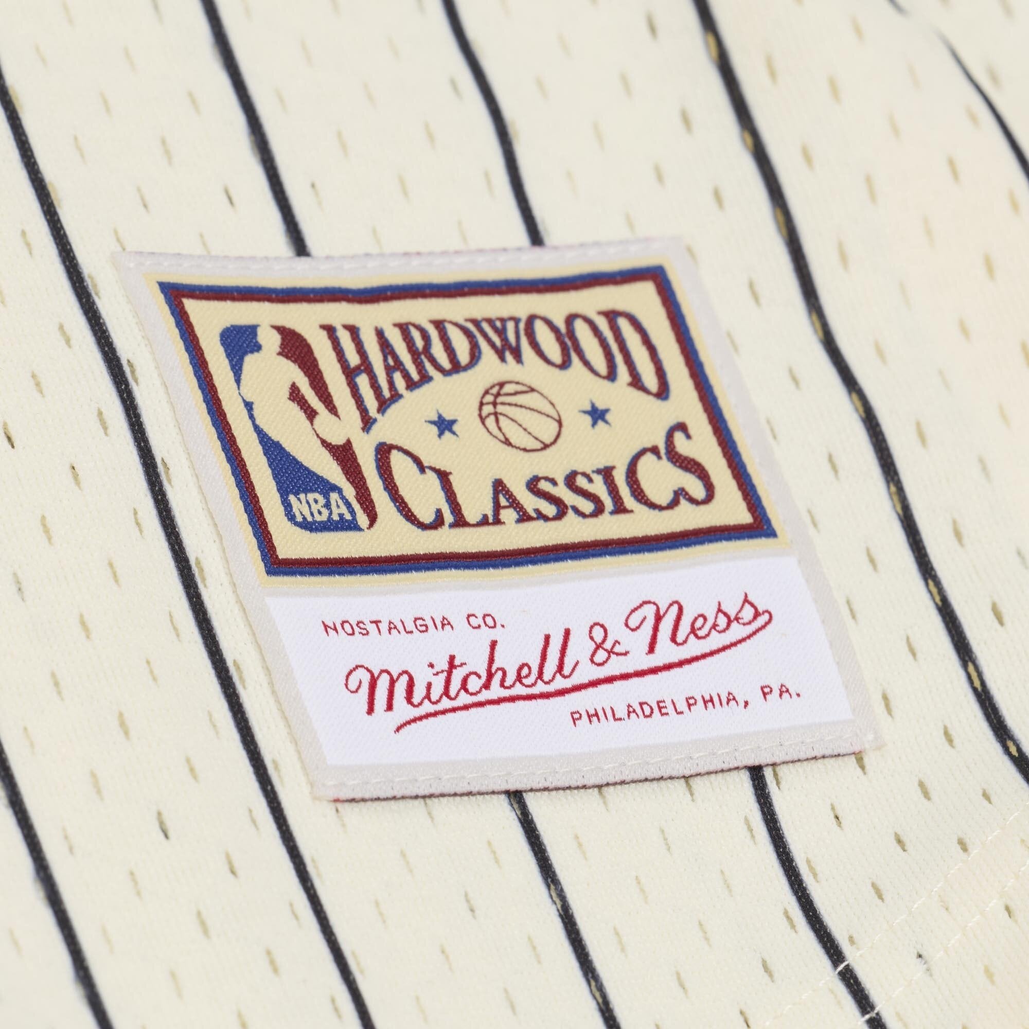 Maillot Mitchell & Ness Allen Iverson crème Philadelphia 76ers pour homme, en maille et à boutons.