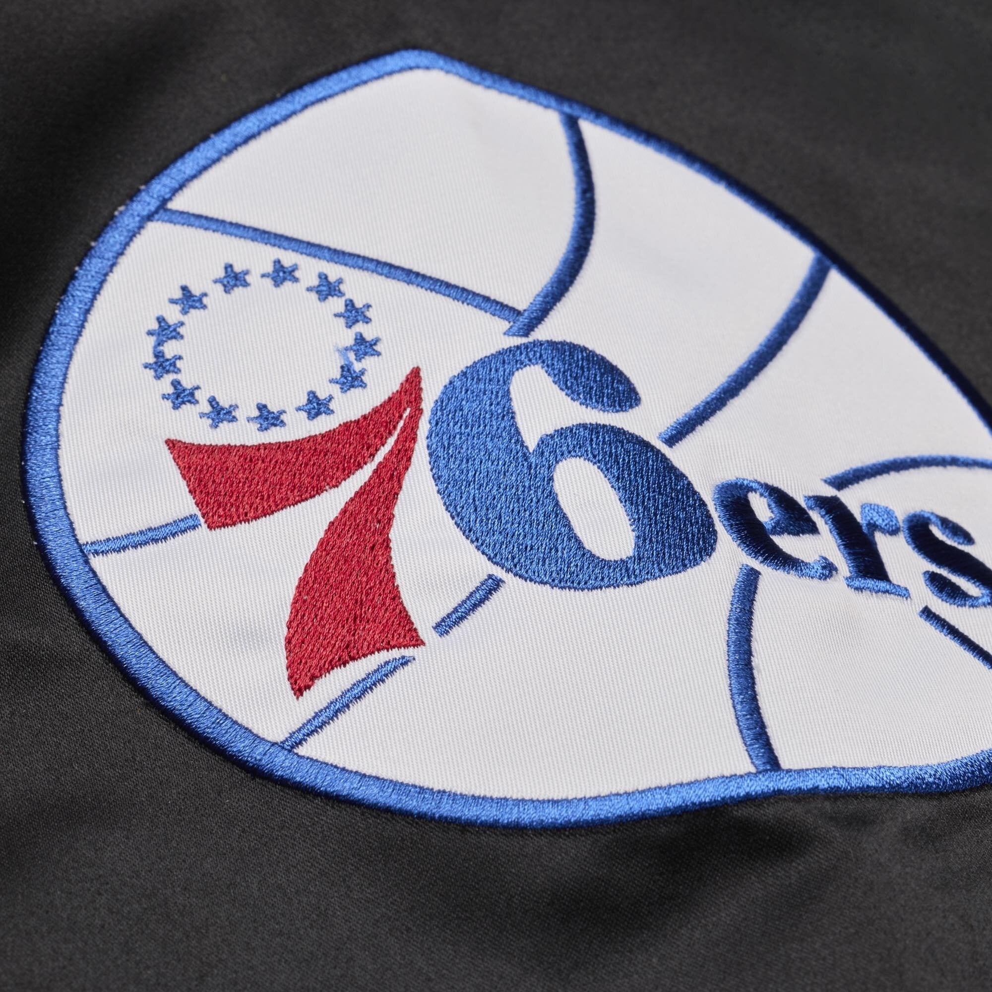 Veste légère en satin à boutons-pression Mitchell & Ness Allen Iverson rouge Philadelphia 76ers pour homme