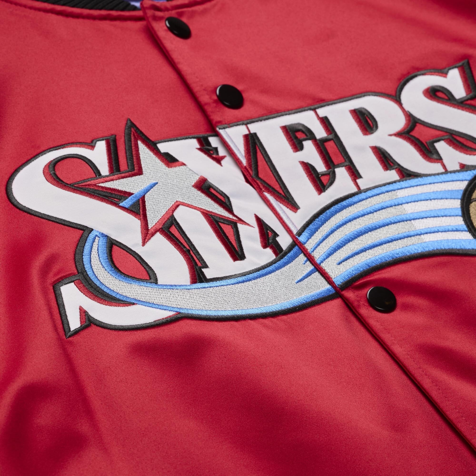 Veste légère en satin à boutons-pression Mitchell & Ness Allen Iverson rouge Philadelphia 76ers pour homme