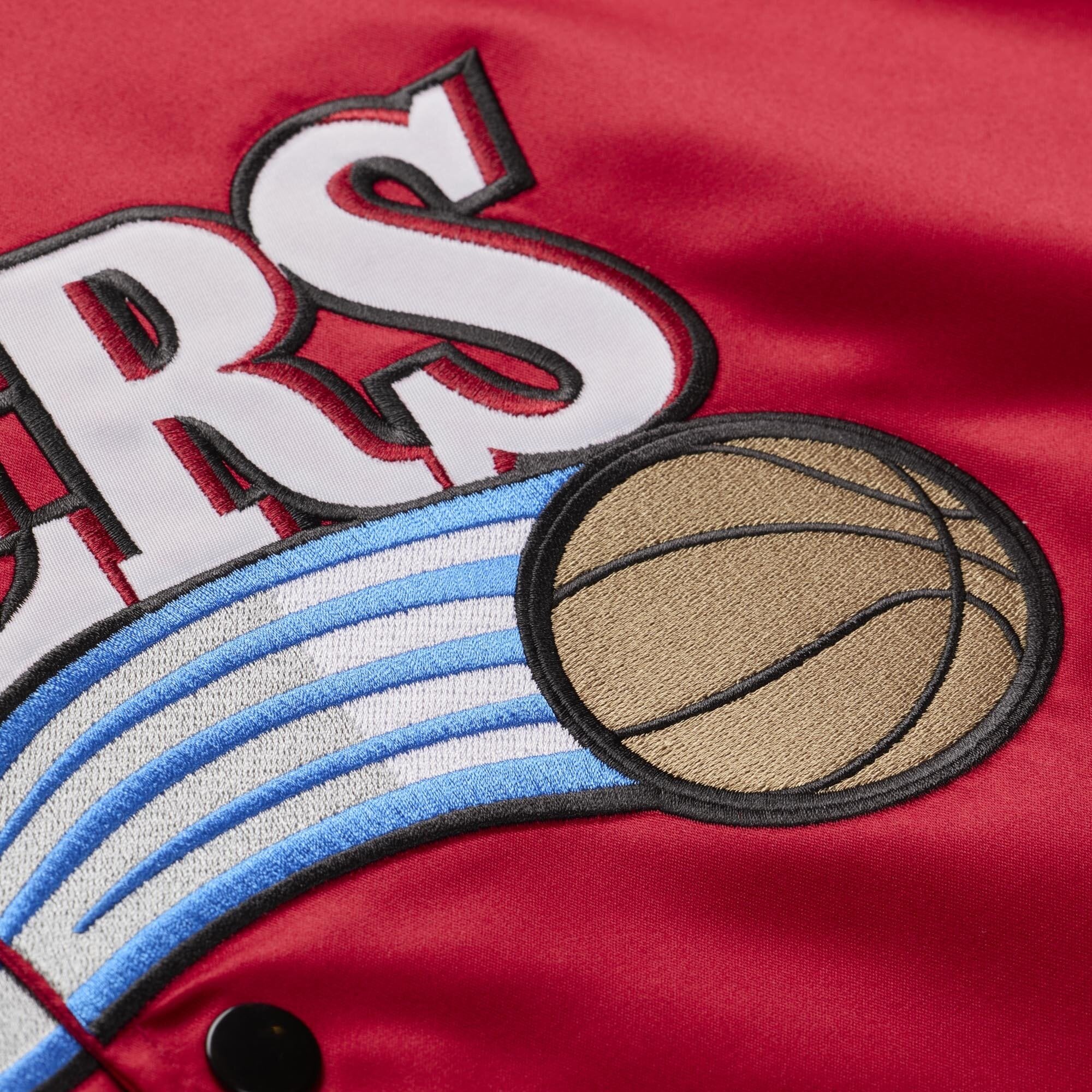 Veste légère en satin à boutons-pression Mitchell & Ness Allen Iverson rouge Philadelphia 76ers pour homme