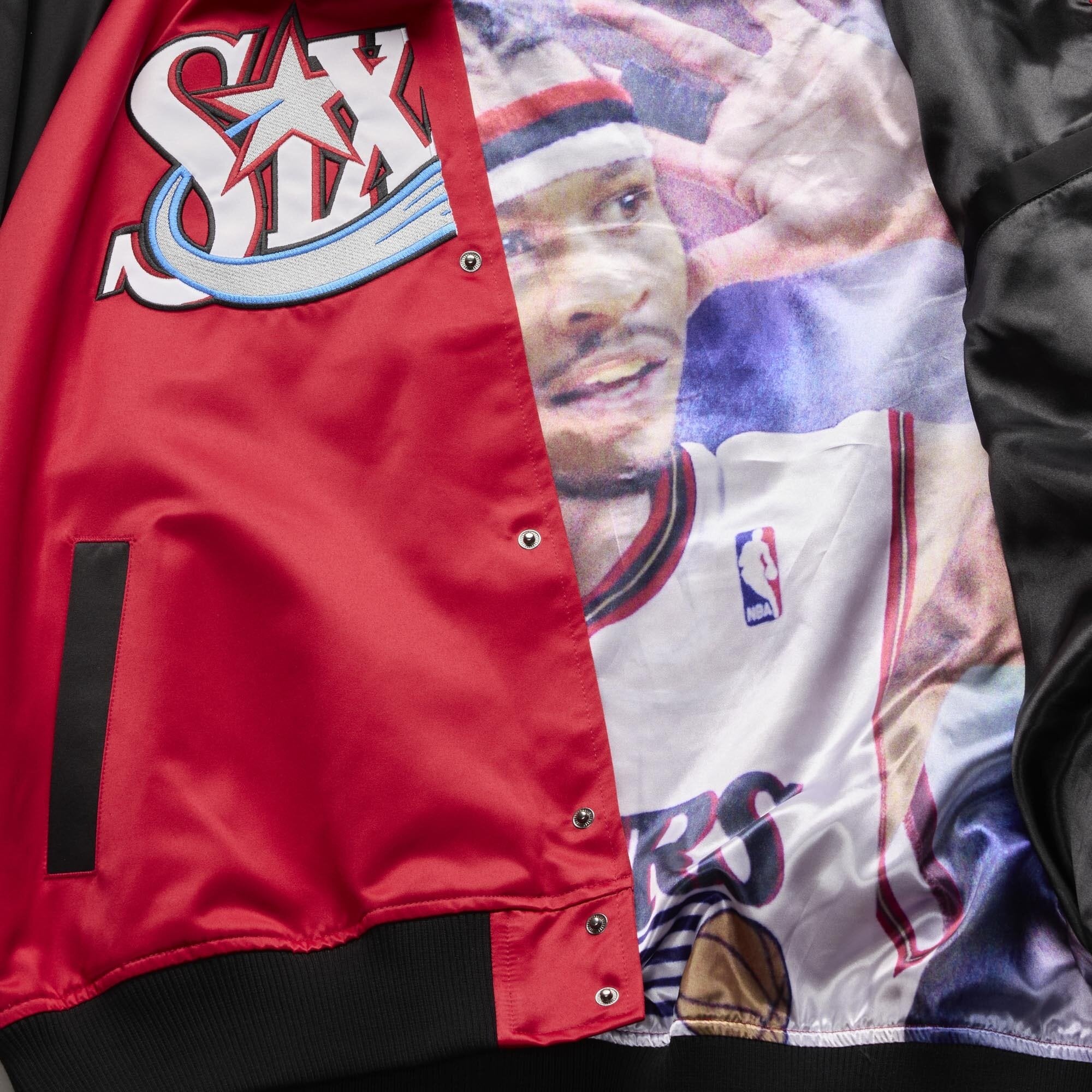 Veste légère en satin à boutons-pression Mitchell & Ness Allen Iverson rouge Philadelphia 76ers pour homme