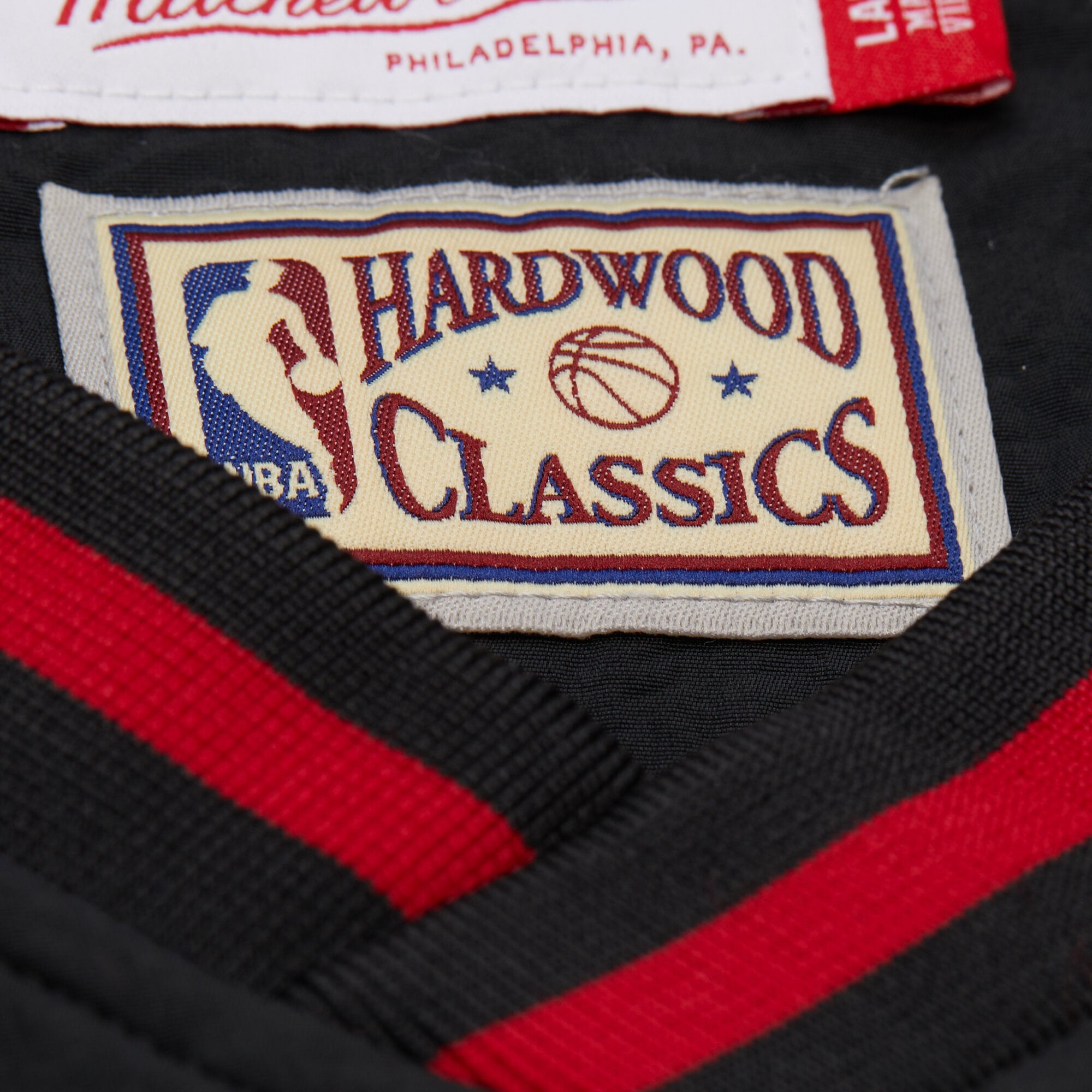 Men's Mitchell & Ness Black Philadelphia 76ers Classic V-Neck Raglan Pullover