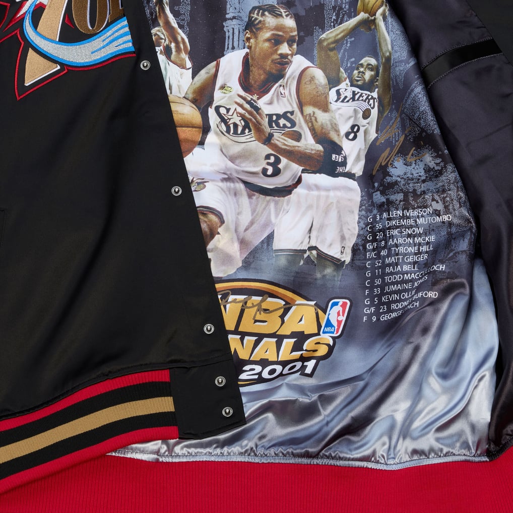 Mitchell & Ness M&N Satijnen Bomberjack - Flight Philadelphia 76ers Olijf - NBA Hardwood Classics Collectie