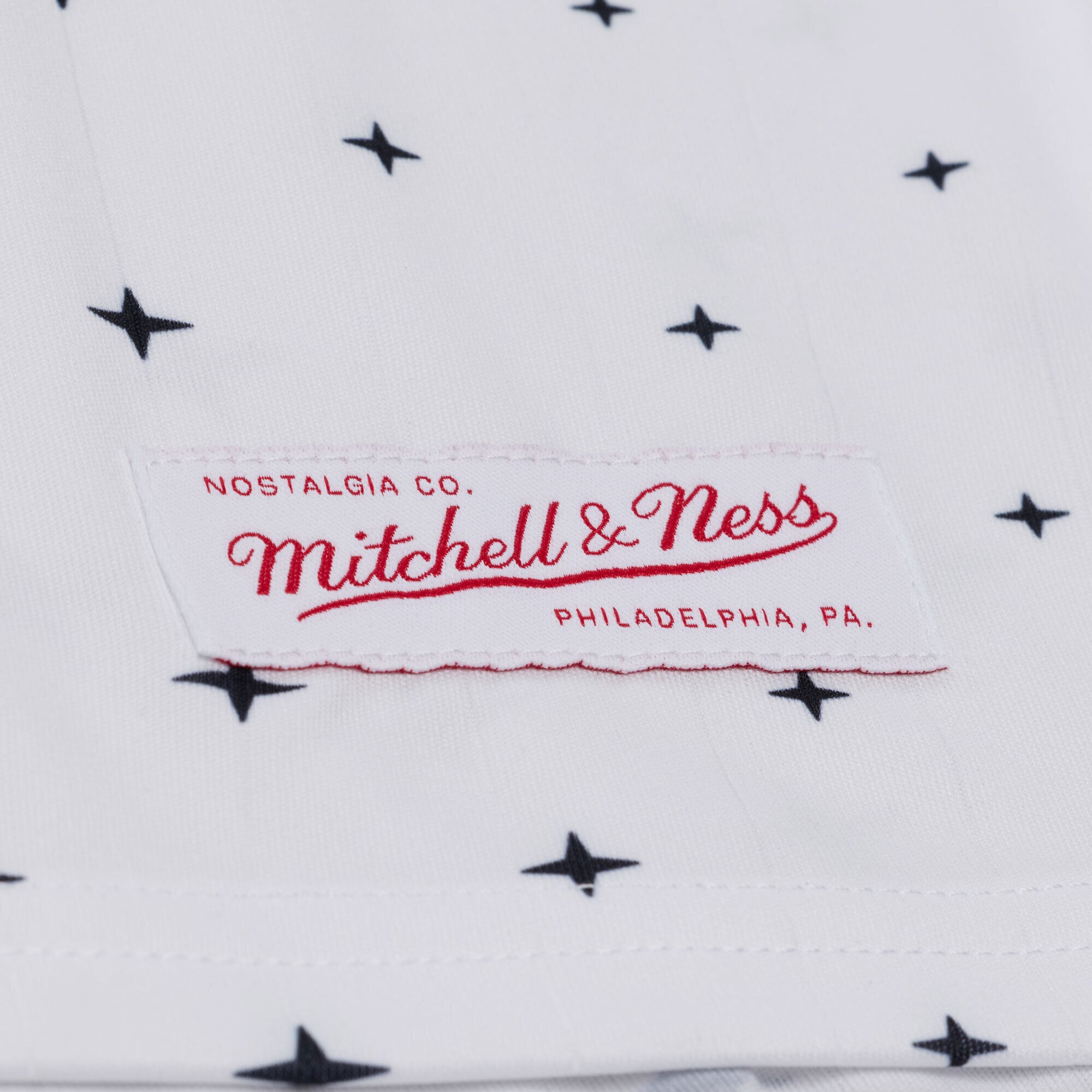 Polo à manches longues Mitchell & Ness blanc Philadelphia 76ers pour homme