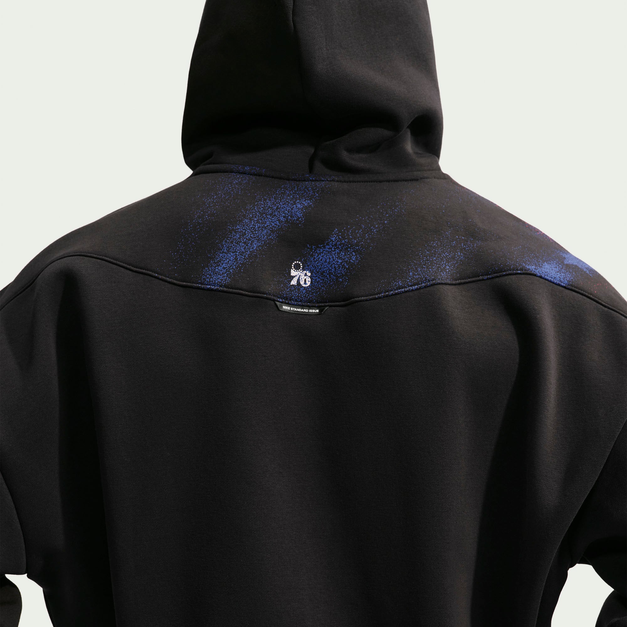 Sweat à capuche Nike Philadelphia 76ers 2026 Standard Issue Practice Icon Fleece noir pour homme