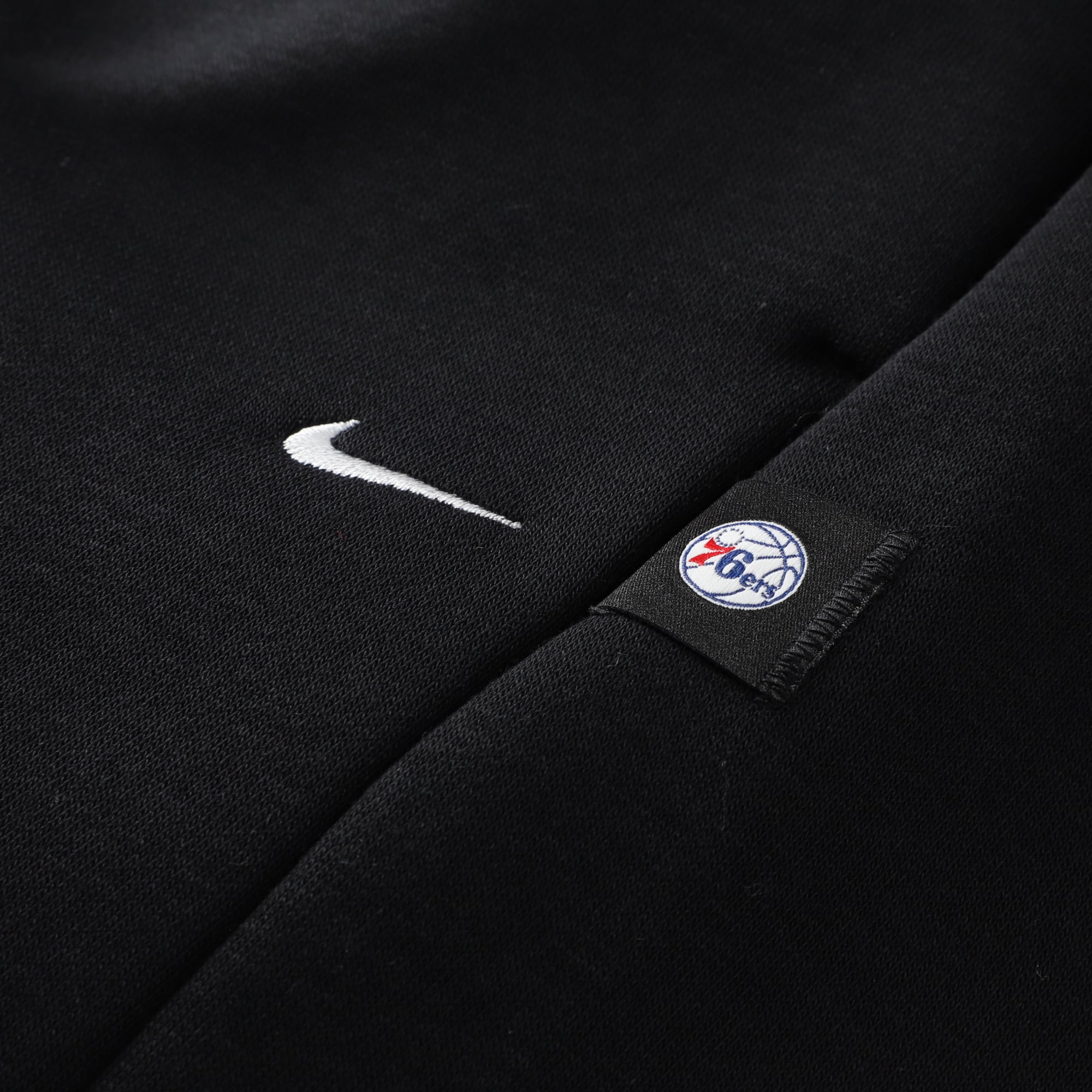Pantalon de survêtement Nike Philadelphia 76ers 2026 Standard Issue Icon Fleece fuselé noir pour homme