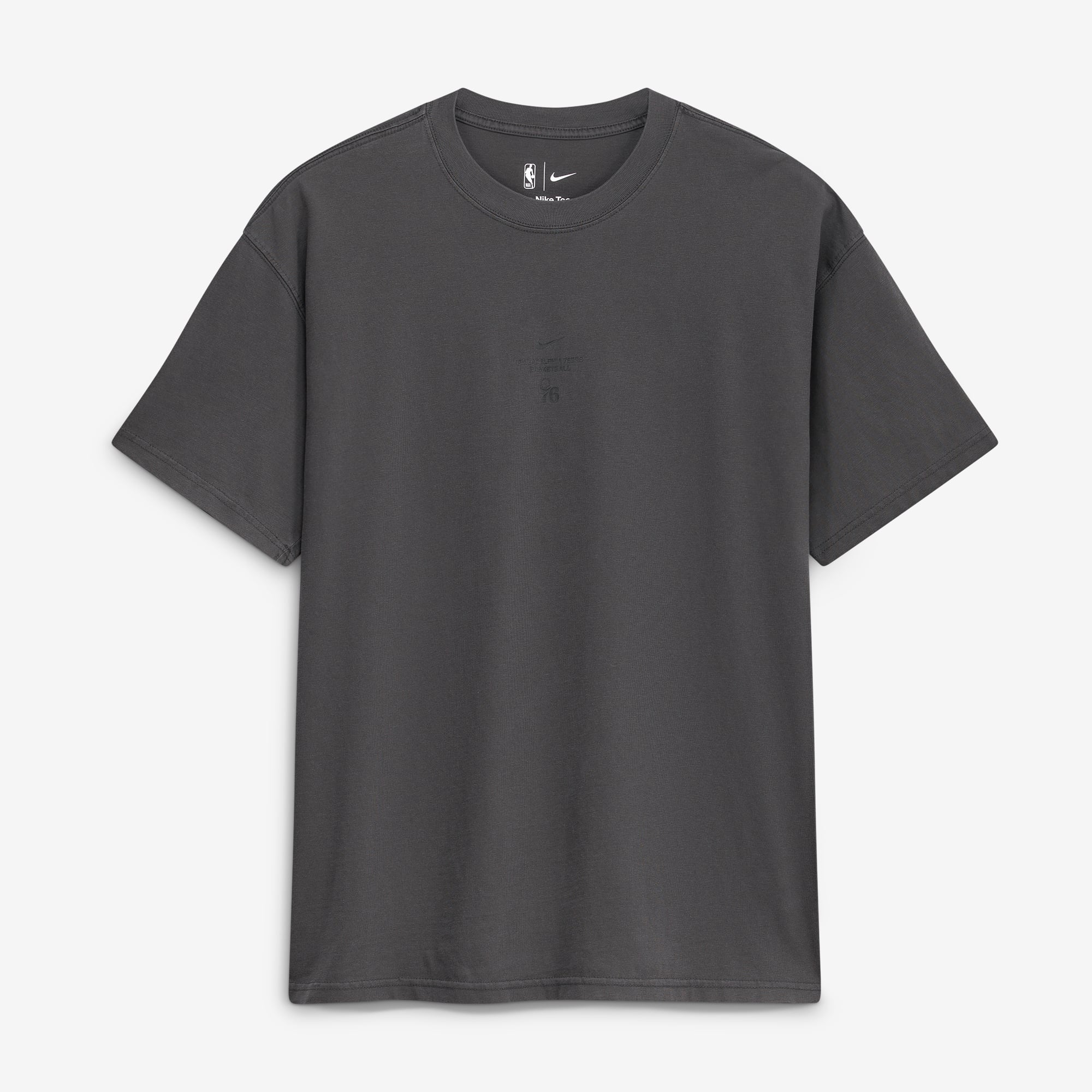T-shirt Nike Max 90 d'avant-match, couleur anthracite, Philadelphia 76ers, édition standard 2026, pour homme
