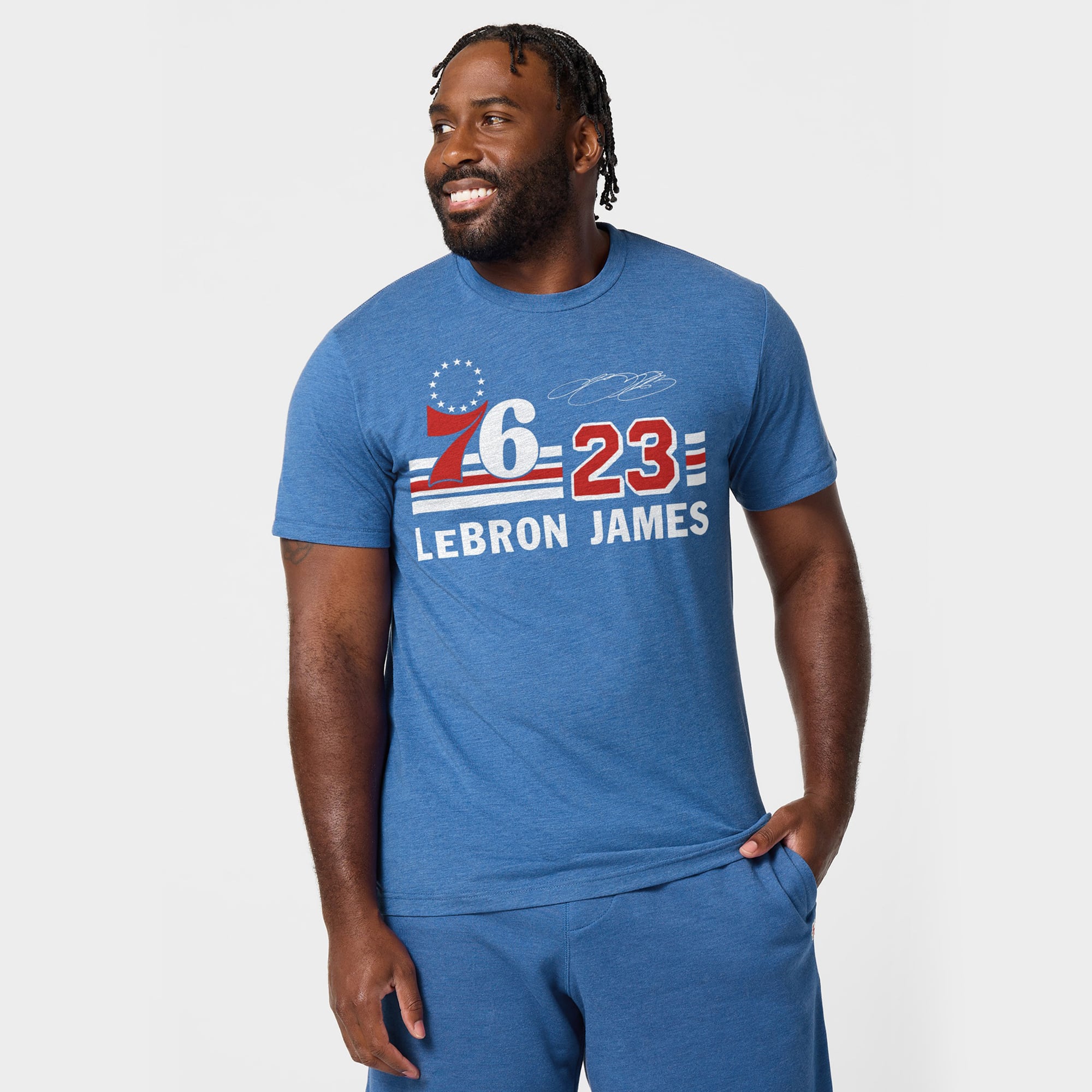 T-shirt unisexe bleu hommage à LeBron James, Philadelphia 76ers, en mélange de trois matières.