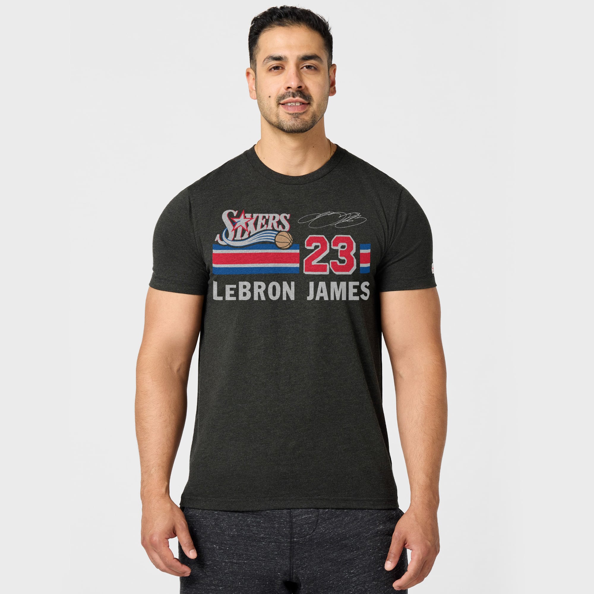 T-shirt unisexe hommage à LeBron James, couleur anthracite, Philadelphia 76ers, style rétro, en mélange de trois matières.