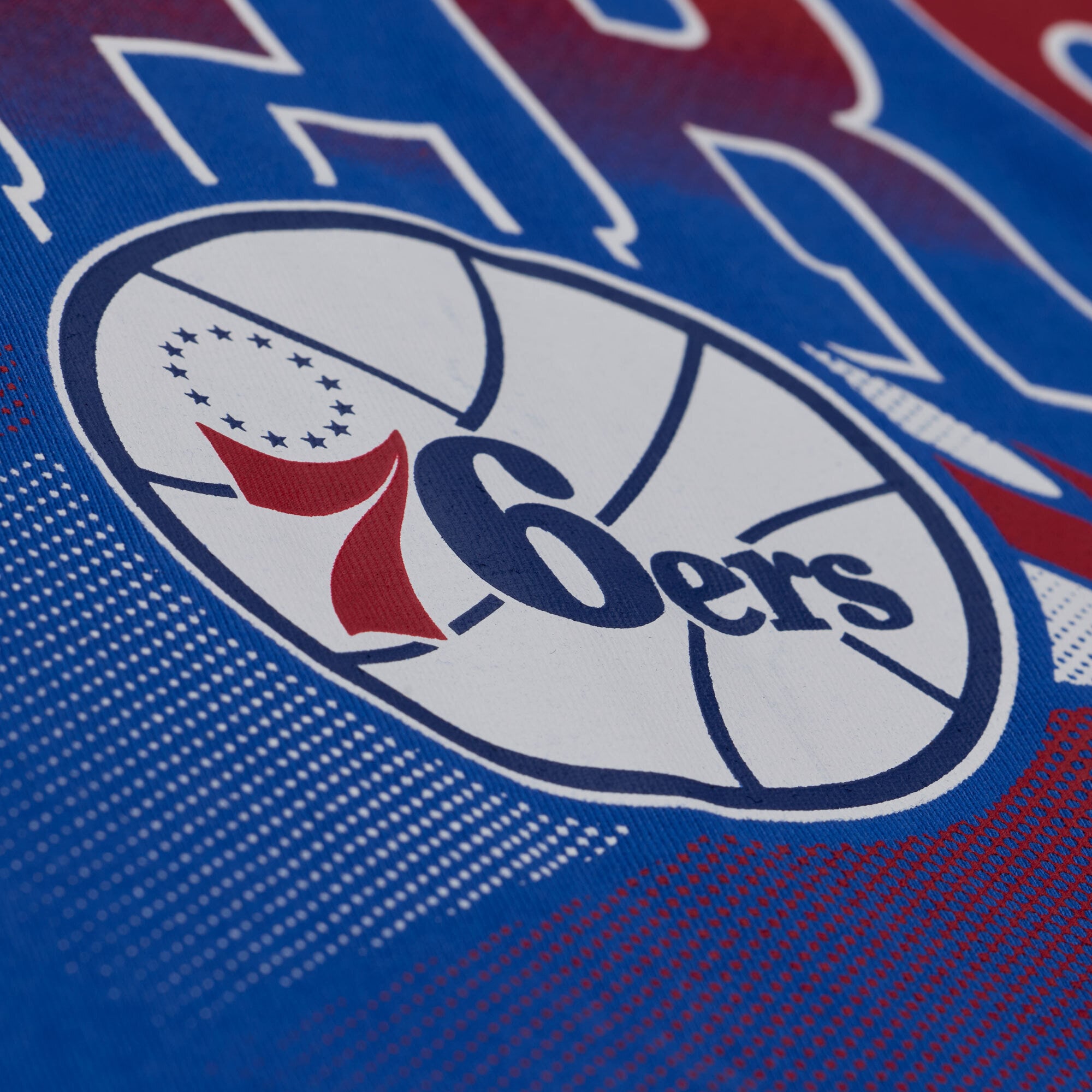 T-shirt court à imprimé graphique Mitchell & Ness Royal Philadelphia 76ers pour femme