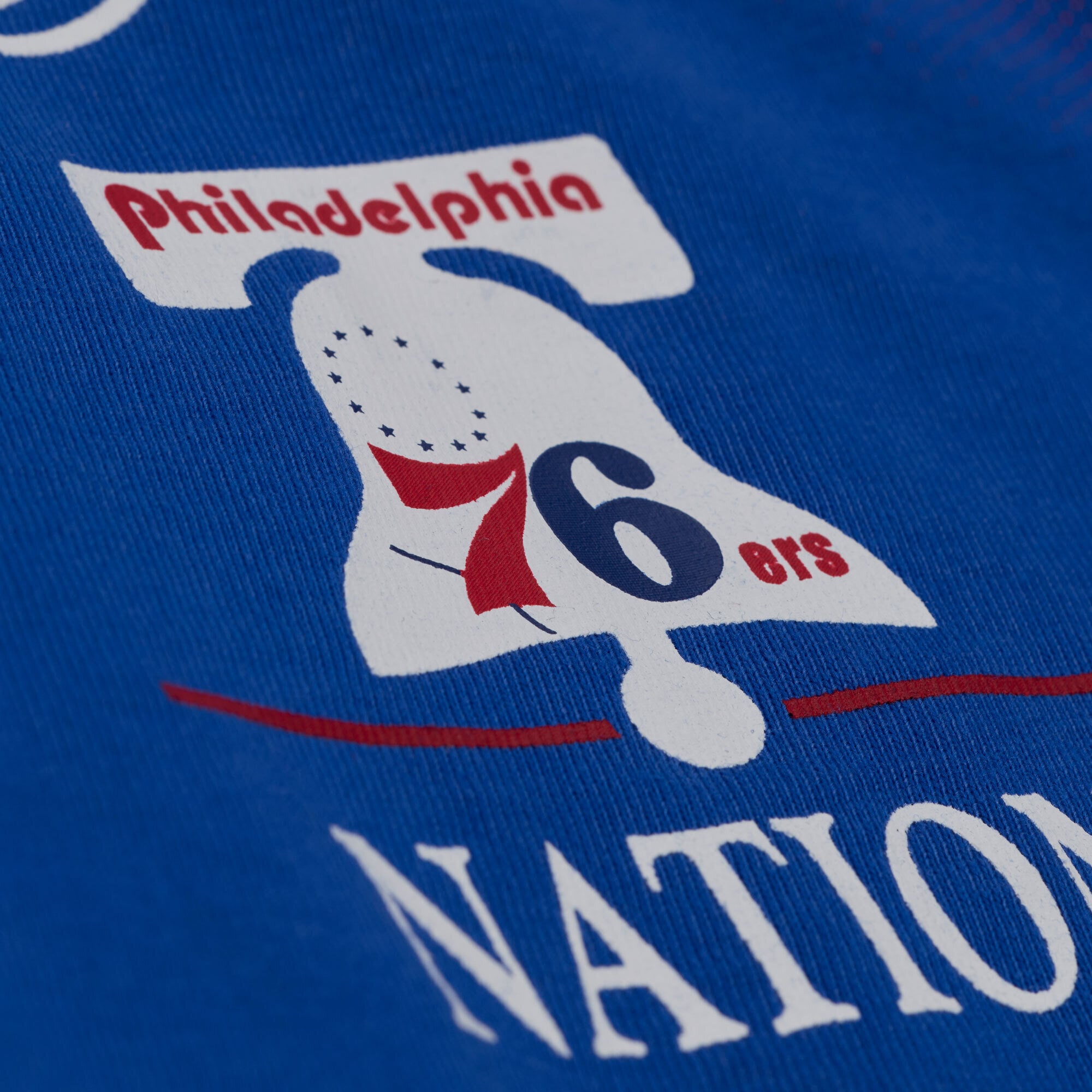 T-shirt court à imprimé graphique Mitchell & Ness Royal Philadelphia 76ers pour femme
