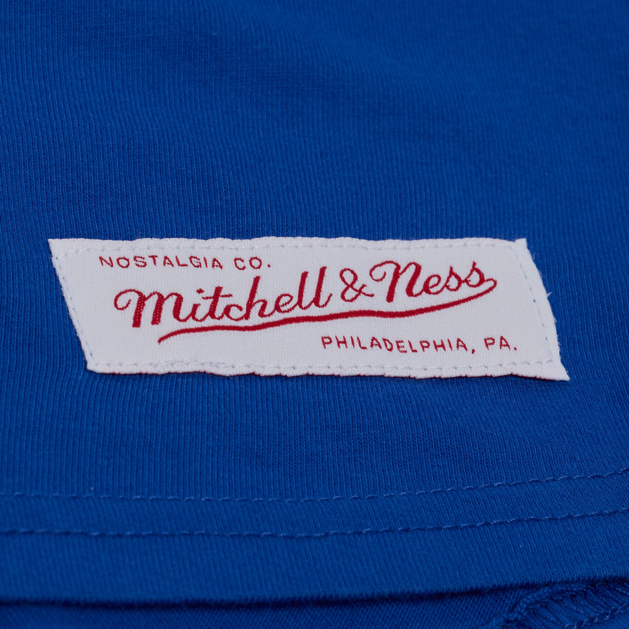 T-shirt court à imprimé graphique Mitchell & Ness Royal Philadelphia 76ers pour femme