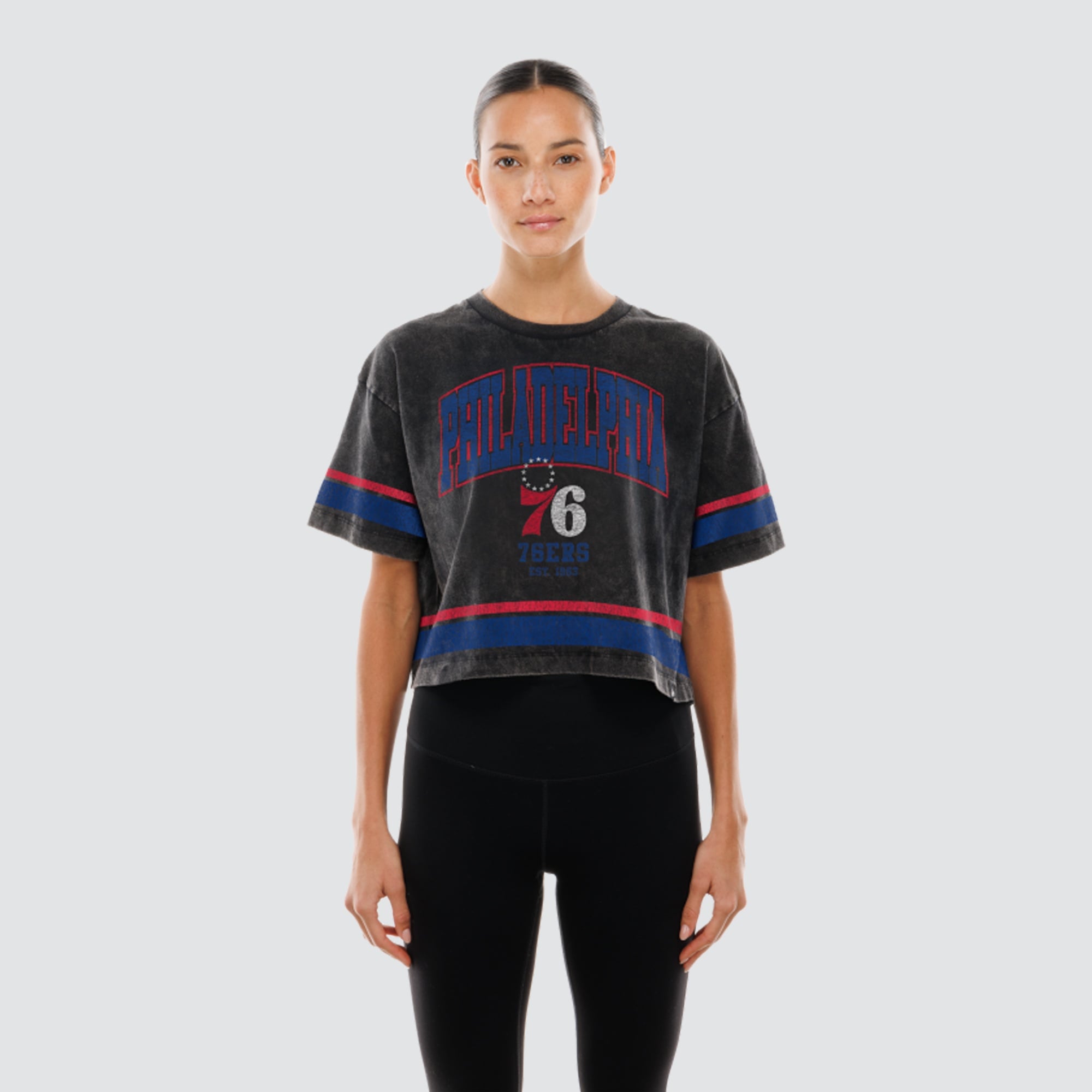 T-shirt court New Era noir Philadelphia 76ers pour femme, coupe carrée, délavage minéral