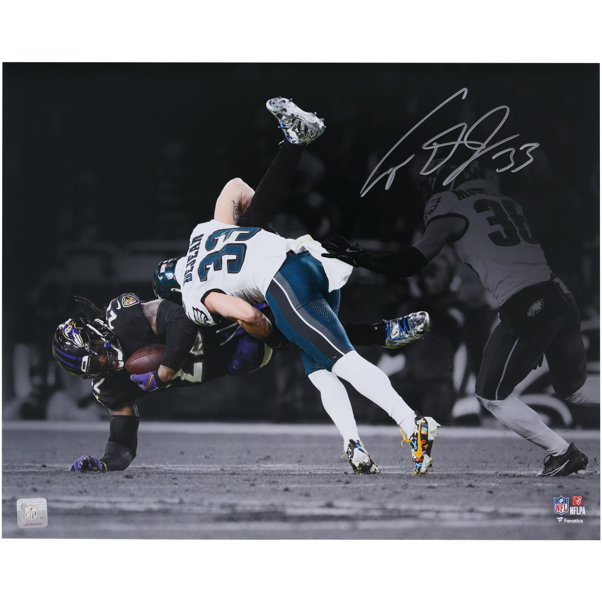 Photo dédicacée de Cooper DeJean (Philadelphia Eagles) - 40,6 x 50,8 cm (16 x 20 pouces) - Le joueur plaque Derrick Henry.