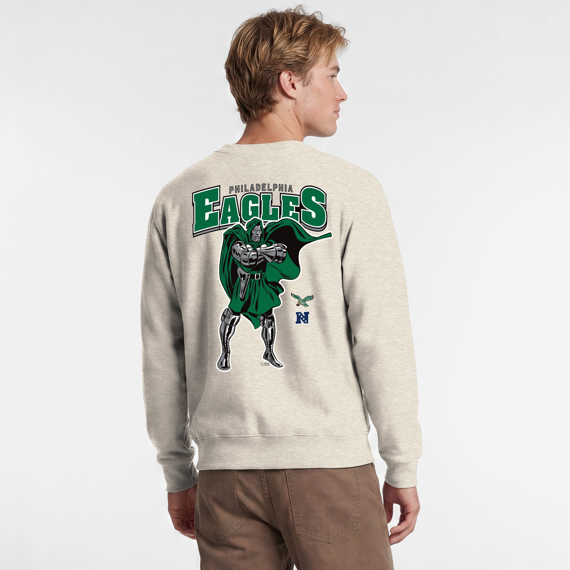 Sweat-shirt à col rond Disney x Champion pour homme, couleur avoine, Philadelphia Eagles, Powerblend, poitrine gauche, dos.