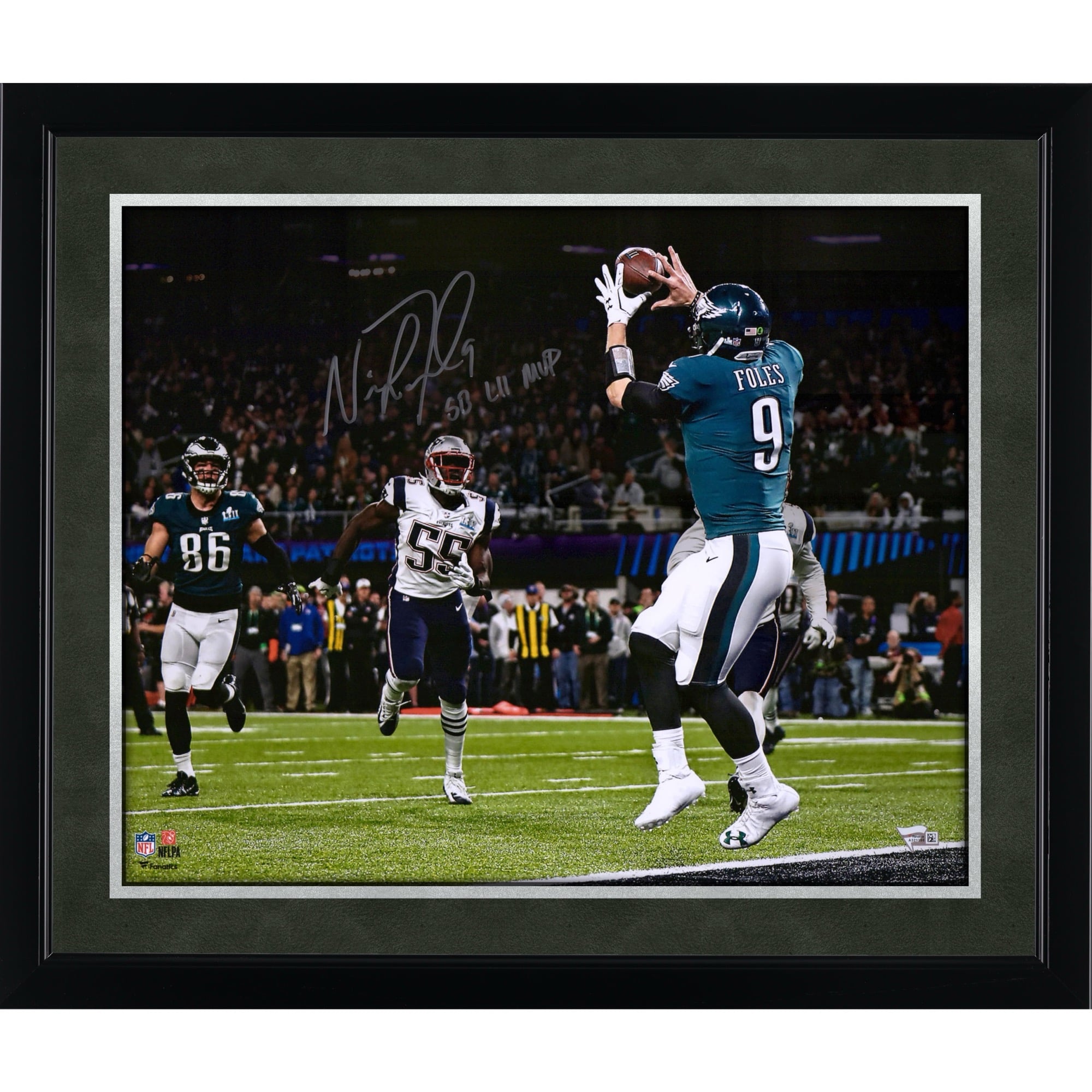 Photo dédicacée de Nick Foles, joueur des Eagles de Philadelphie, champions du Super Bowl LII (40,6 x 50,8 cm), lors de son touchdown « Philly Special », avec inscription « MVP du Super Bowl LII ».