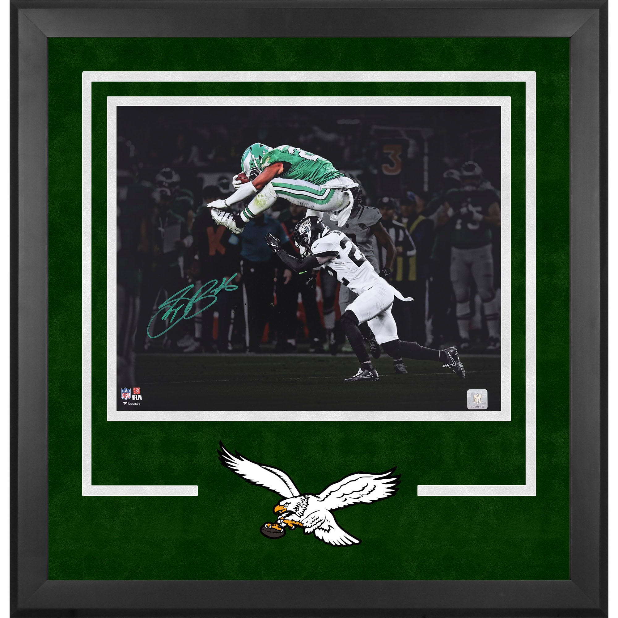 Photo encadrée de luxe autographiée de Saquon Barkley (Philadelphia Eagles), format 40 x 50 cm (16 x 20 pouces), prise en pleine action (effet « reverse hadle Spotlight ») - Encre verte