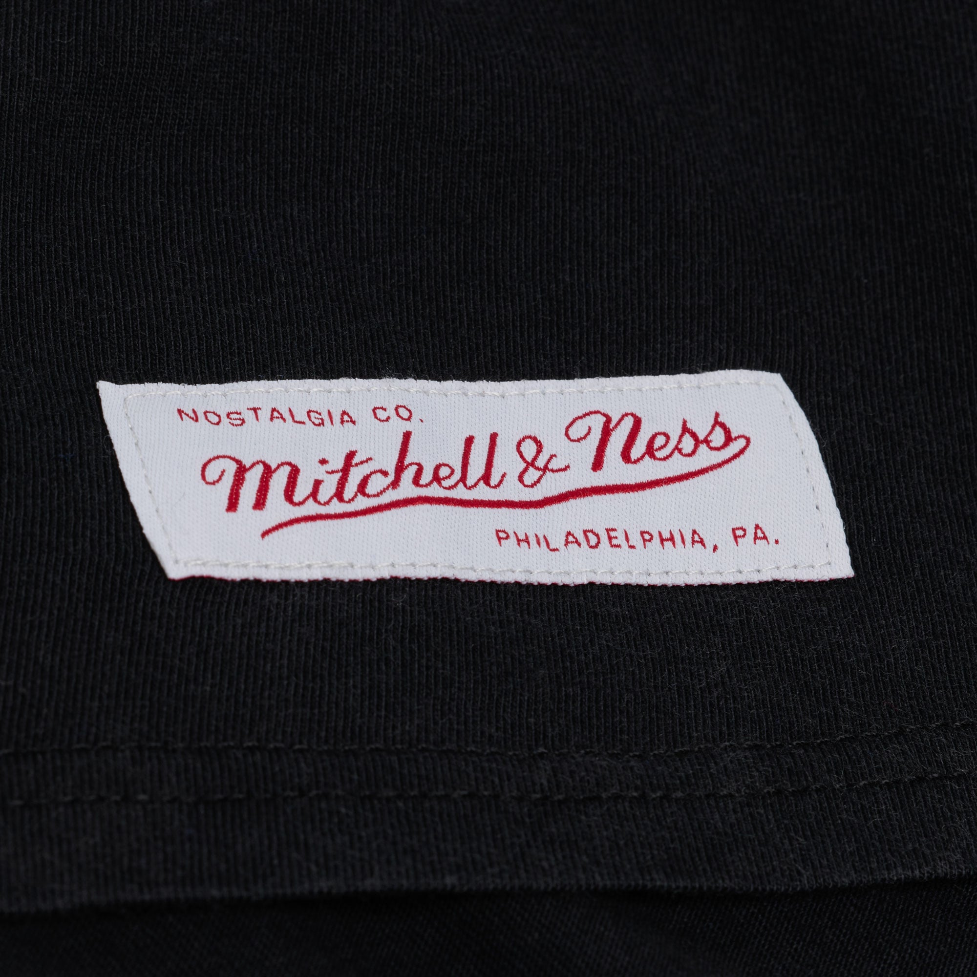 T-shirt court et carré à motif graphique urbain noir Mitchell & Ness pour femmes, Philadelphia Eagles