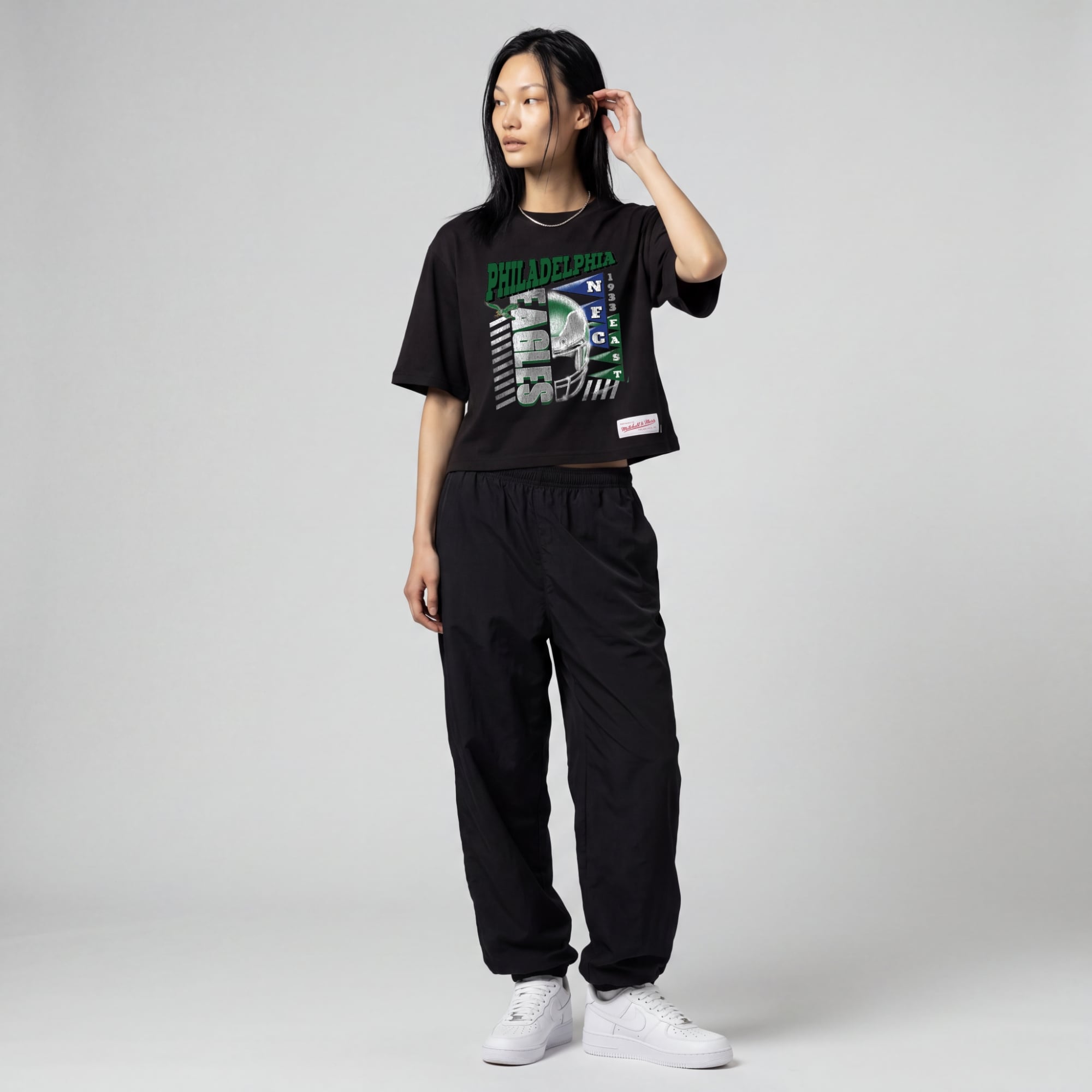 T-shirt court et carré à motif graphique urbain noir Mitchell & Ness pour femmes, Philadelphia Eagles
