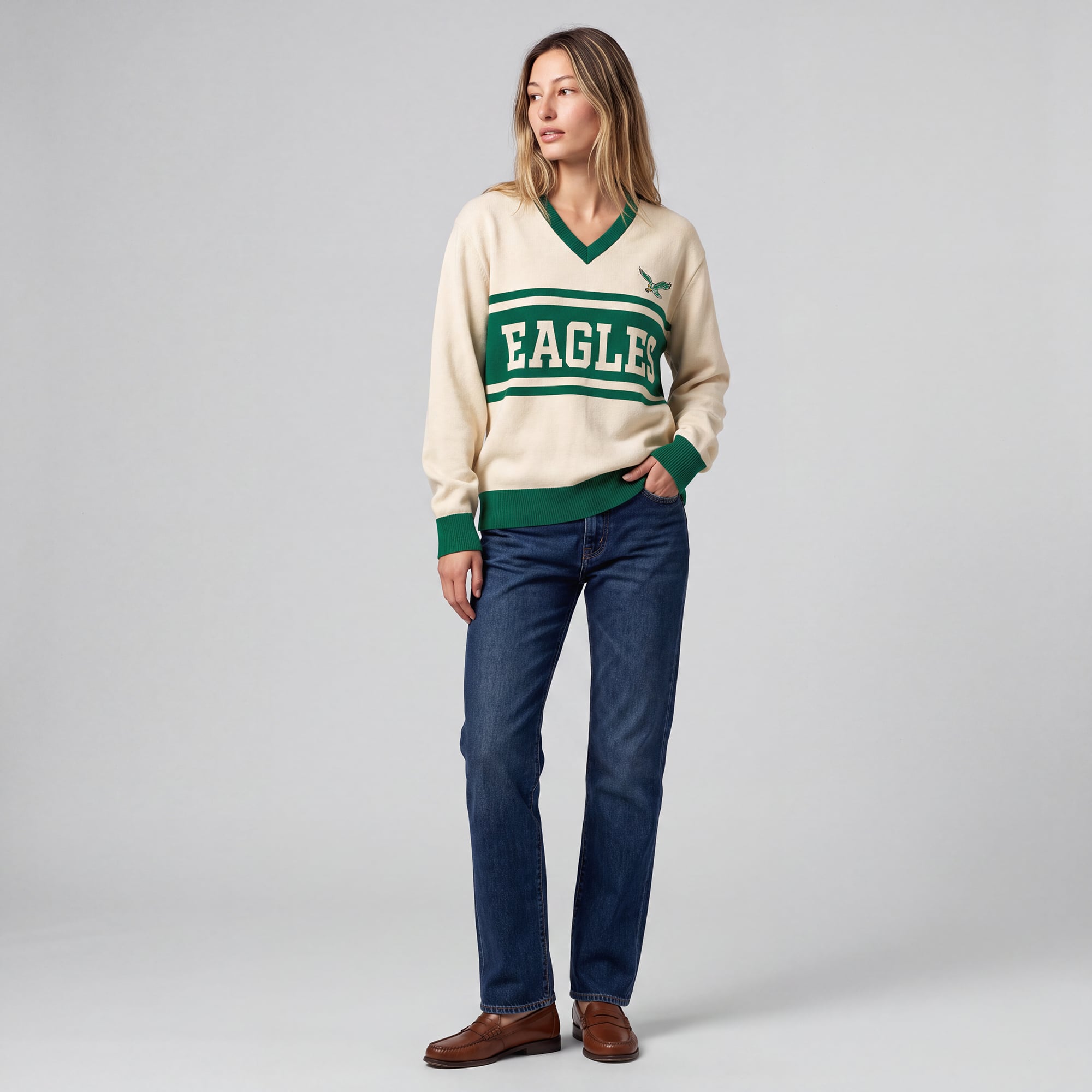 Pull col V Mitchell & Ness crème/vert Kelly Philadelphia Eagles Retro Roots pour femme