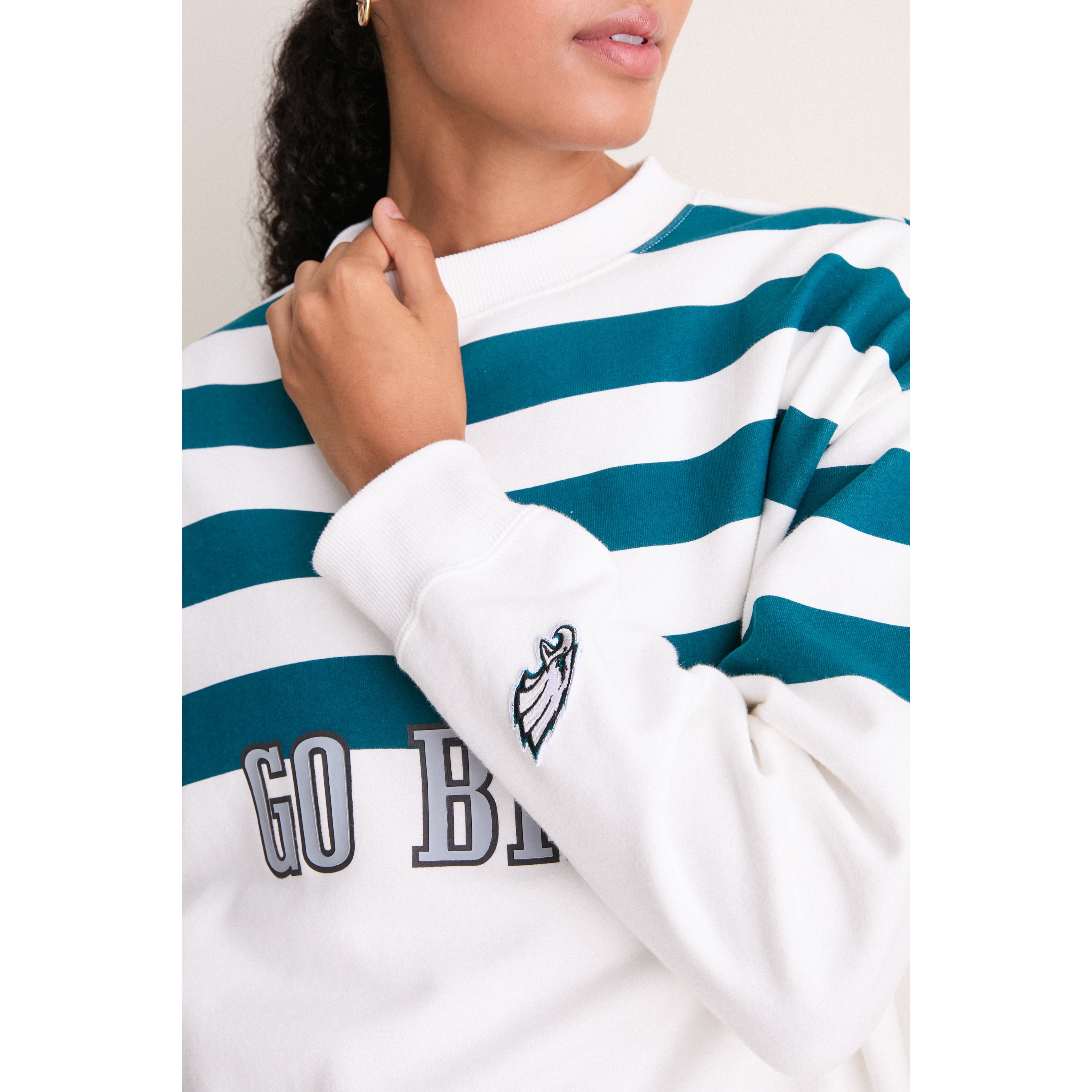 Sweat-shirt rayé blanc/vert nuit Tuckernuck pour femme, motif Eagles de Philadelphie