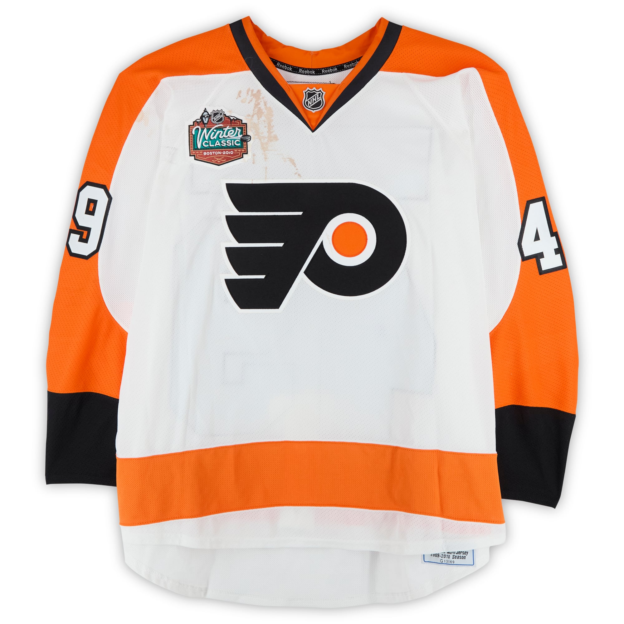 Maillot blanc n° 49 porté par Michael Leighton des Flyers de Philadelphie lors d'un match d'entraînement contre les Bruins de Boston le 1er janvier 2010