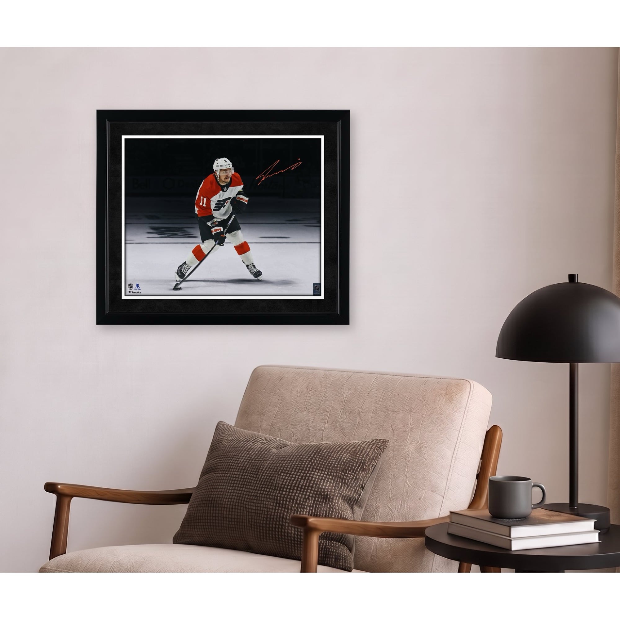 Photo dédicacée de Travis Konecny, joueur des Flyers de Philadelphie, format 40 x 50 cm (16 x 20 pouces), prise sous un projecteur blanc.