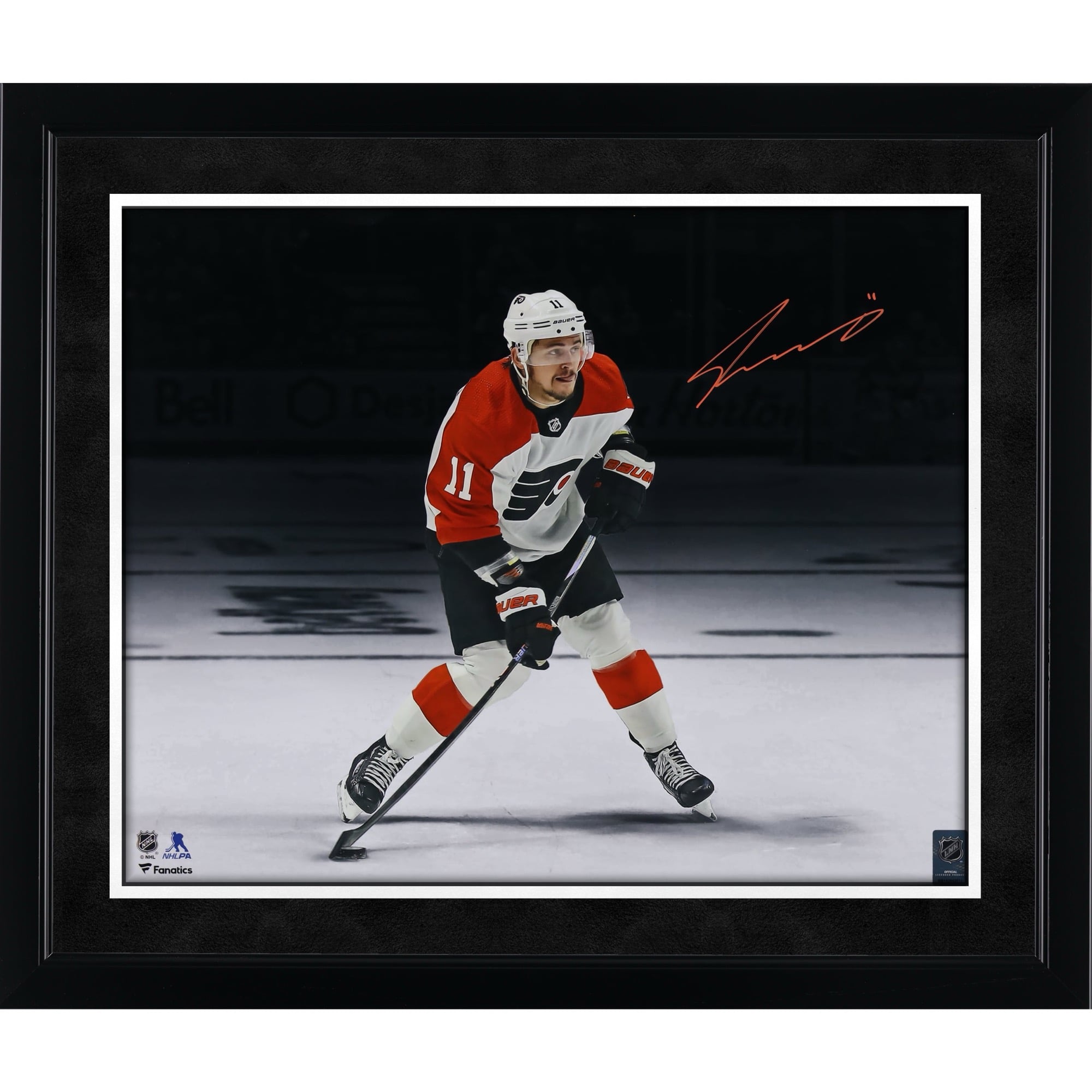 Photo dédicacée de Travis Konecny, joueur des Flyers de Philadelphie, format 40 x 50 cm (16 x 20 pouces), prise sous un projecteur blanc.