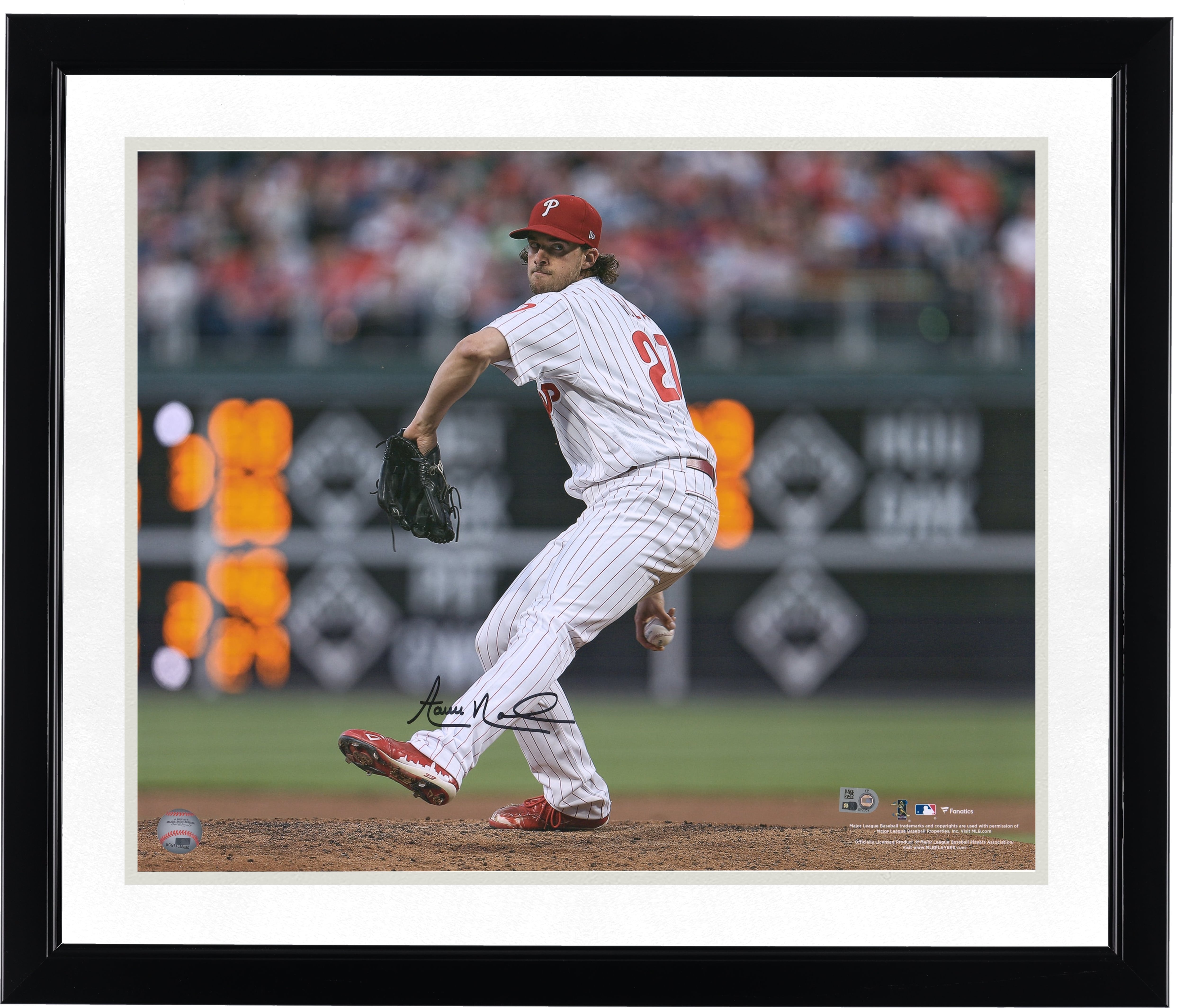 Photo de lanceur autographiée d'Aaron Nola, joueur des Phillies de Philadelphie (16" x 20")