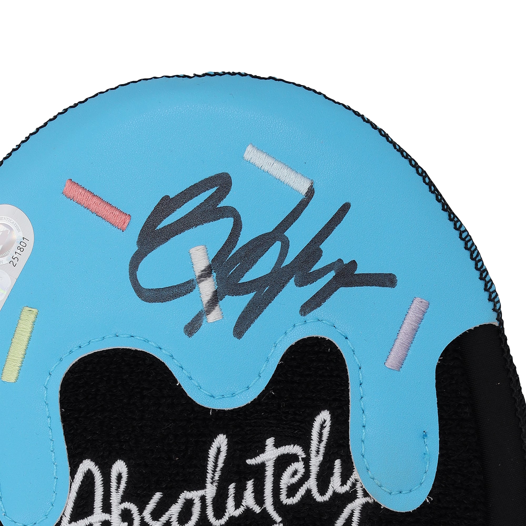 Bryce Harper, joueur des Phillies de Philadelphie, a utilisé une jambière noire « Absolutely Ridiculous » autographiée lors de la saison 2026 de la MLB. - NF70454701