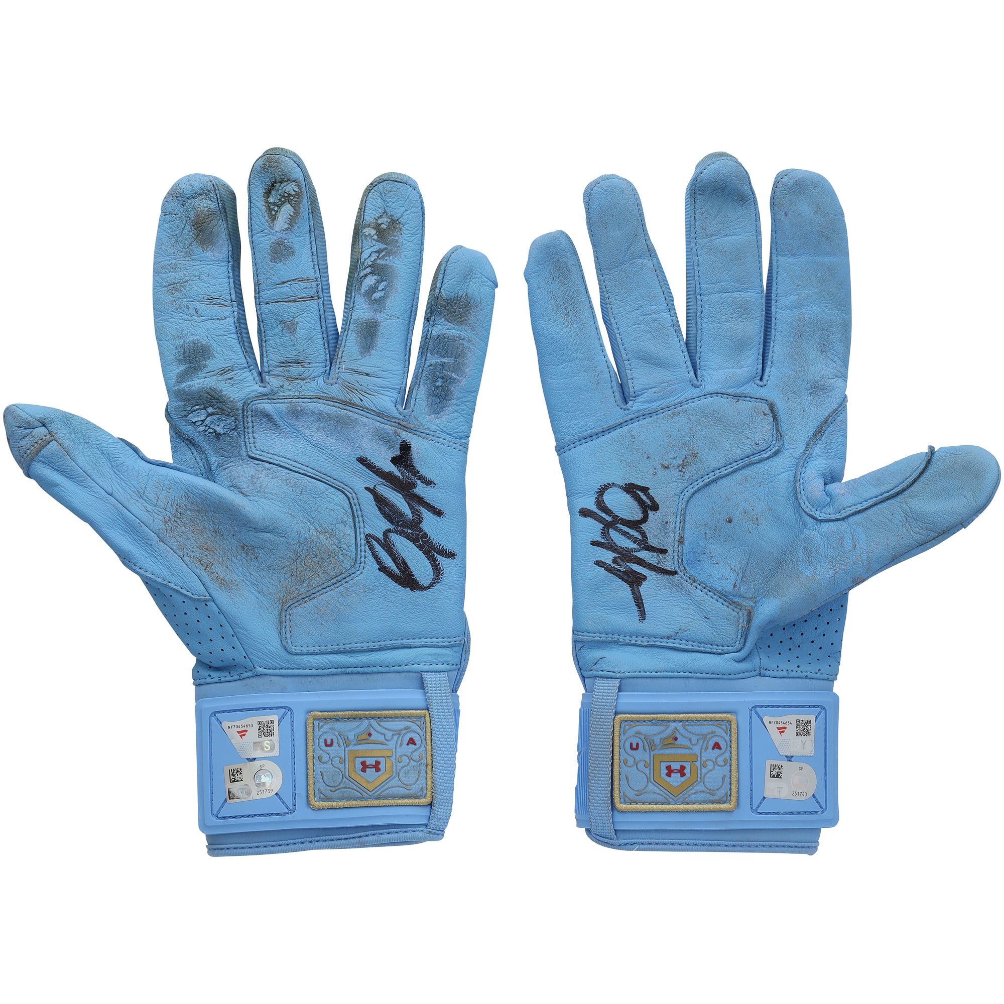 Gants de frappe bleus Under Armour autographiés par Bryce Harper, portés en match par les Phillies de Philadelphie lors de la saison 2026 de la MLB.