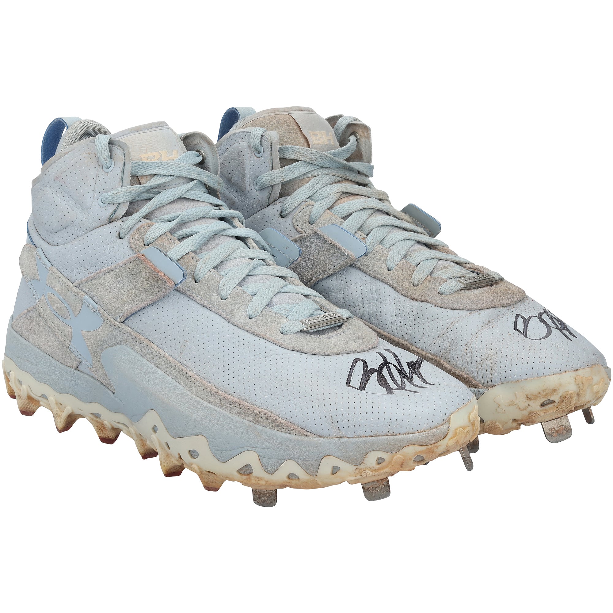 Crampons Under Armour bleus autographiés par Bryce Harper, portés en match par les Phillies de Philadelphie lors de la saison 2026 de la MLB.