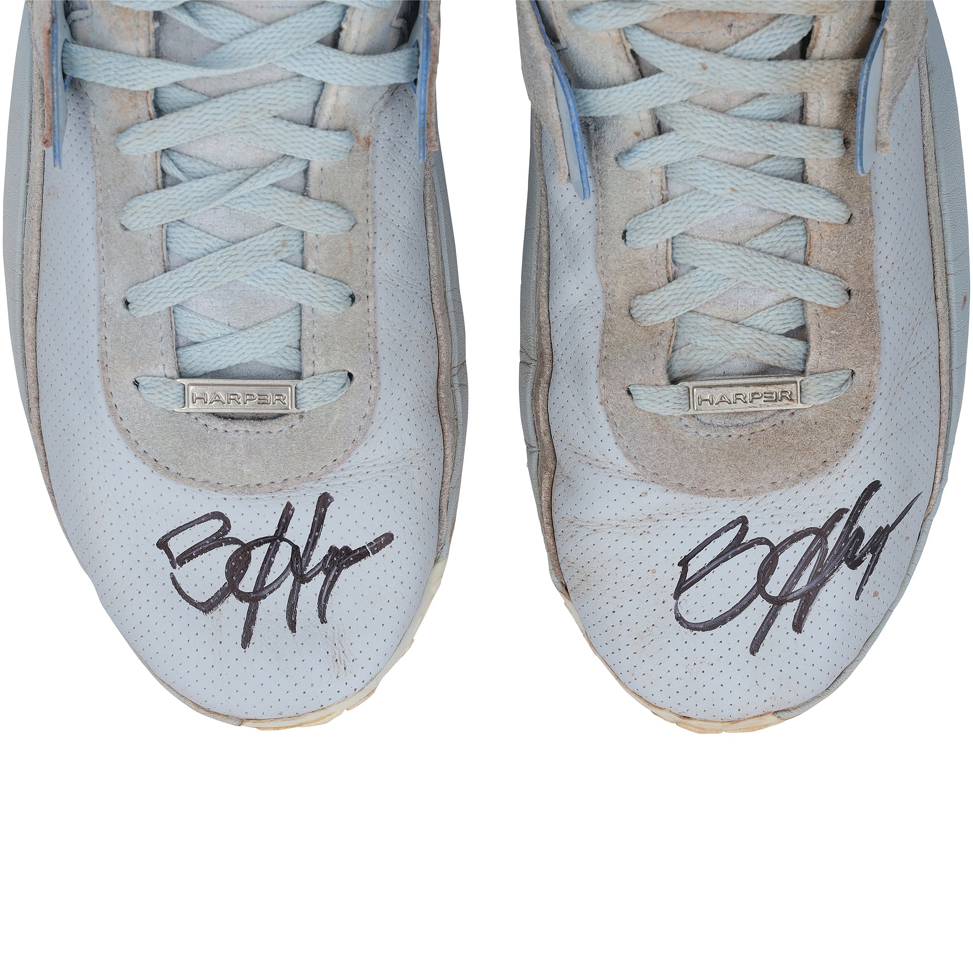 Crampons Under Armour bleus autographiés par Bryce Harper, portés en match par les Phillies de Philadelphie lors de la saison 2026 de la MLB.