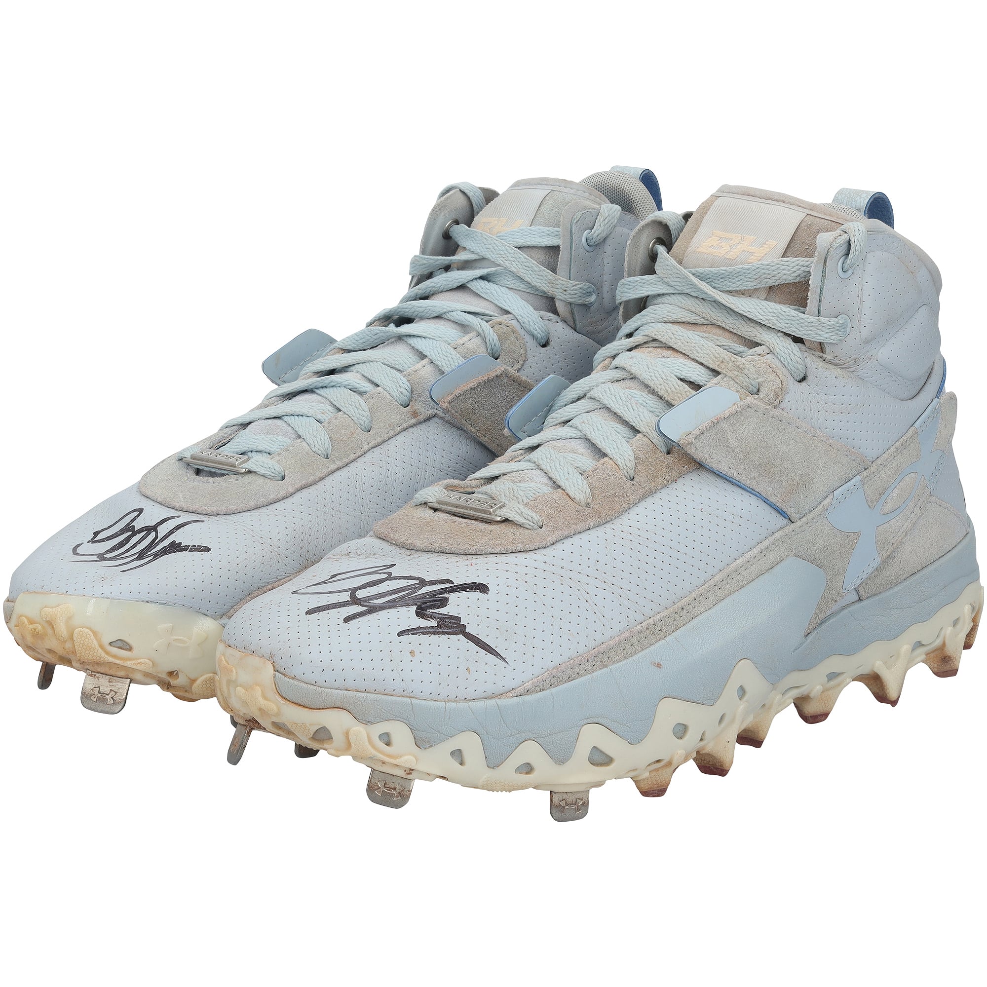 Crampons Under Armour bleus autographiés par Bryce Harper, portés en match par les Phillies de Philadelphie lors de la saison 2026 de la MLB.